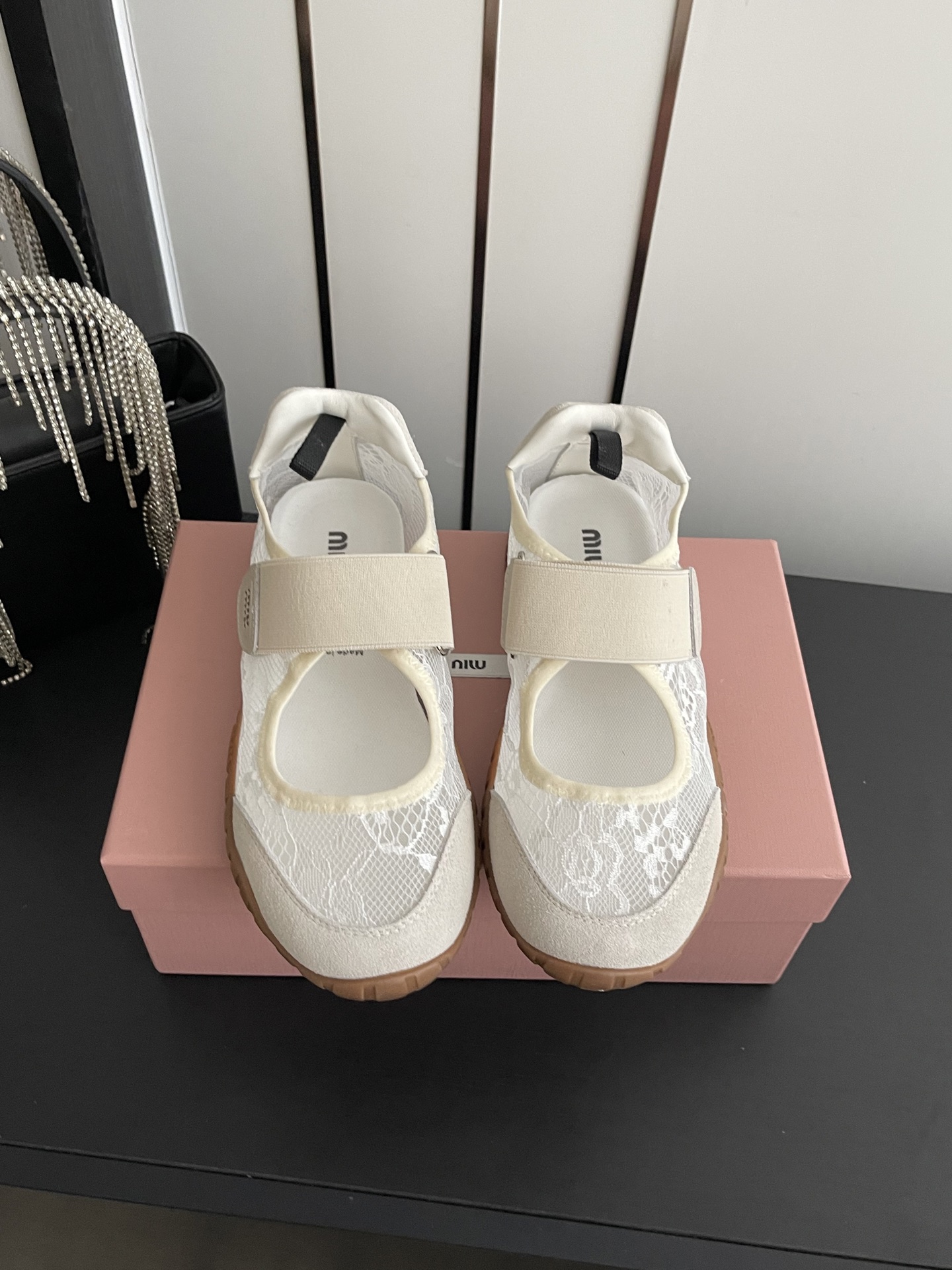NO:788538,Miu Miu 26ss spring and summer new Mary Jane Forrest shoes casual shoes miumiu latest hot style avant-garde and bold design, Miu Miu style is integrated into the simple lines of this thick-soled breathable mesh Mary Jane design, unique logos are decorated on the tongue and back, embellished with retro design, adding iconic elements!  The thick-soled design defines the avant-garde modern style. The fabric is made of original imported cow suede/lace. The lining is sheepskin. The sole is original custom-made non-slip rubber outsole. Size 35-40 (40 customized), Mary Jane, miumiu, mary jane, sheepskin19860909Miu Miu 缪缪 26ss春夏新款 玛丽珍 阿甘鞋 休闲鞋 miumiu最新爆款 前卫大胆的设计,Miu Miu风格融于此款厚底透气网布玛丽珍设计的简约线条, 别致徽标饰于鞋舌与背面,点缀复古设计,平添标志性元素！厚底设计定义前卫的现代风格 面料采用原版进口牛反绒/蕾丝 内里垫脚羊皮 鞋底原版定制防滑橡胶大底 码数35-40（40订做）,玛丽珍,miumiu,mary jane,sheepskin,Women's Shoes