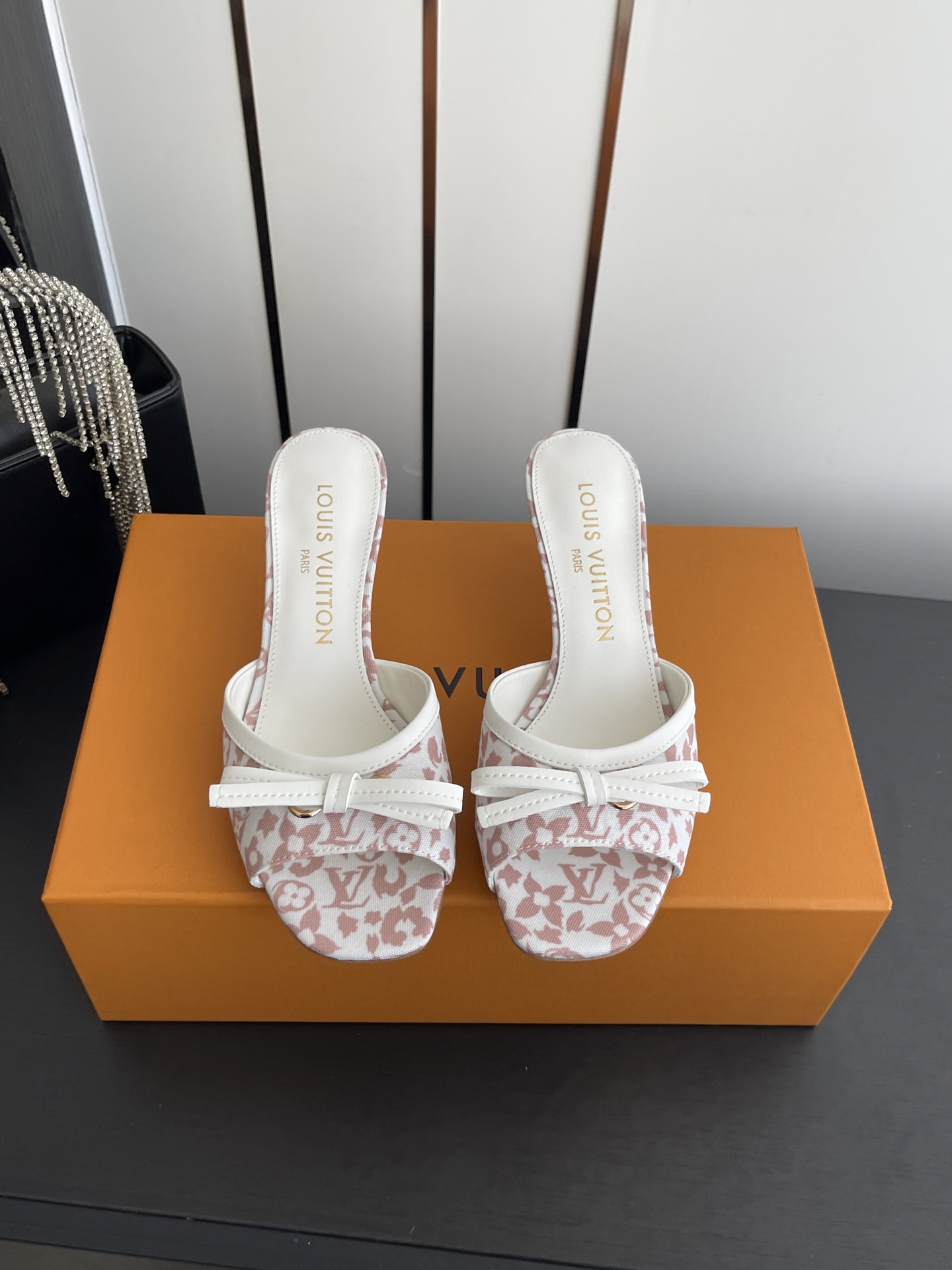 NO:788544,Louis Vuitton 26ss early spring new bow high-heeled sandals. Classic presbyopia elements + soft cute bow design, which directly adds a sweet and cool feeling. The gold version with square toe and stiletto heels makes the feet longer in seconds, and walks steadily without shaking. The soft elastic insoles will not tire you when worn for a long time, and can be easily controlled by fat and thin feet. Whether it is paired with jeans, a small skirt or shorts, they are all very stylish. You don’t have to worry about matching them, just wear any outfit and you will feel lazy and relaxed. It gives you a sweet and cool balance!  Presbyopia + bow tie, simple and high-end without being picky, lazy sisters close their eyes, versatile without stepping on thunder. Upper cowhide/cloth, lining imported goatskin, outsole genuine leather, heel height 5.5, size 35-41 (customized 40 41), high heels and slippers, louis vuitton, high heels, slippers, skirts, shorts, jeans, cowhide, sheepskin, gold, Leather soles19860909Louis Vuitton 26ss早春新款蝴蝶结高跟凉拖 经典老花元素+软萌蝴蝶结设计,甜酷感直接拉满 方头细跟的黄金版型,上脚秒变大长腿,走路稳不晃,软弹鞋垫久穿不累,胖瘦脚都能轻松驾驭 不管是配牛仔裤、小裙子还是短裤,都超有范儿,不用费心搭配,随便一套就是慵懒松弛感. 甜酷平衡感拉满！老花+蝴蝶结,简约高级不挑人,懒人姐妹闭眼入,百搭不踩雷. 鞋面牛皮/布面 内里进口山羊皮 大底真皮大底 跟高5.5 码数35-41（40 41订做）,高跟鞋拖鞋,louis vuitton,high heels,slippers,skirts,shorts,jeans,cowhide,sheepskin,gold,Leather soles,Women's Shoes