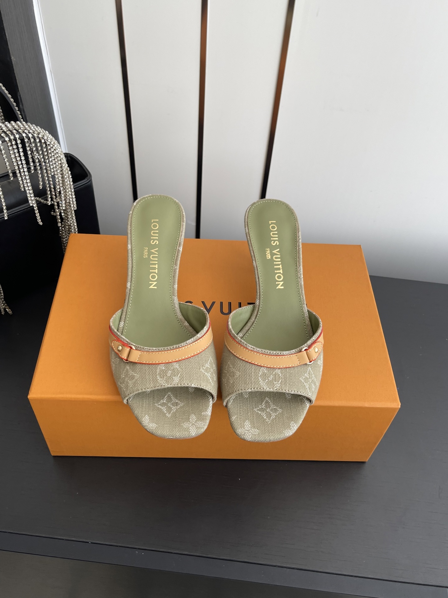 NO:788547,Louis Vuitton 26ss new classic high-heeled sandals for early spring are welded to the feet with French elegance. They are perfect for commuting and dating. Who can resist a pair of high-heeled sandals engraved with LV's classic DNA!  The gold version with a square toe and stiletto heels makes your feet look longer in seconds. The classic presbyopia jacquard + exquisite metal buckle brings a sense of aura and gentleness. It brings a sense of retro elegance, and the attention to detail is an ecstasy. The soft elastic insole will not make you tired if you wear it for a long time, and the multi-color contract can be worn all year round. You can wear it with your eyes closed without stepping on thunder. Upper cowhide/cloth, lining imported goatskin, leather outsole, high heel 5.5cm, size 35-41 (40)  41 custom-made), high heels and slippers, louis vuitton, louis vuitton, high heels, slippers, cowhide, sheepskin, gold, Leather soles19860909Louis Vuitton 26ss早春新款经典高跟凉拖 把法式优雅焊在脚上,通勤约会都封神,谁能拒绝一双把LV经典DNA刻满的高跟凉拖！方头+细跟的黄金版型,上脚秒变大长腿,气场与温柔感直接拉满经典老花提花+精致金属扣,复古贵气感拉满,细节控直接狂喜. 软弹鞋垫久穿不累,多色承包全年穿搭,闭眼入不踩雷. 鞋面牛皮/布面 内里进口山羊皮 大底真皮大底 高跟5.5cm 码数35-41（40 41订做）,高跟鞋拖鞋,louis vuitton,louis vuitton,high heels,slippers,cowhide,sheepskin,gold,Leather soles,Women's Shoes