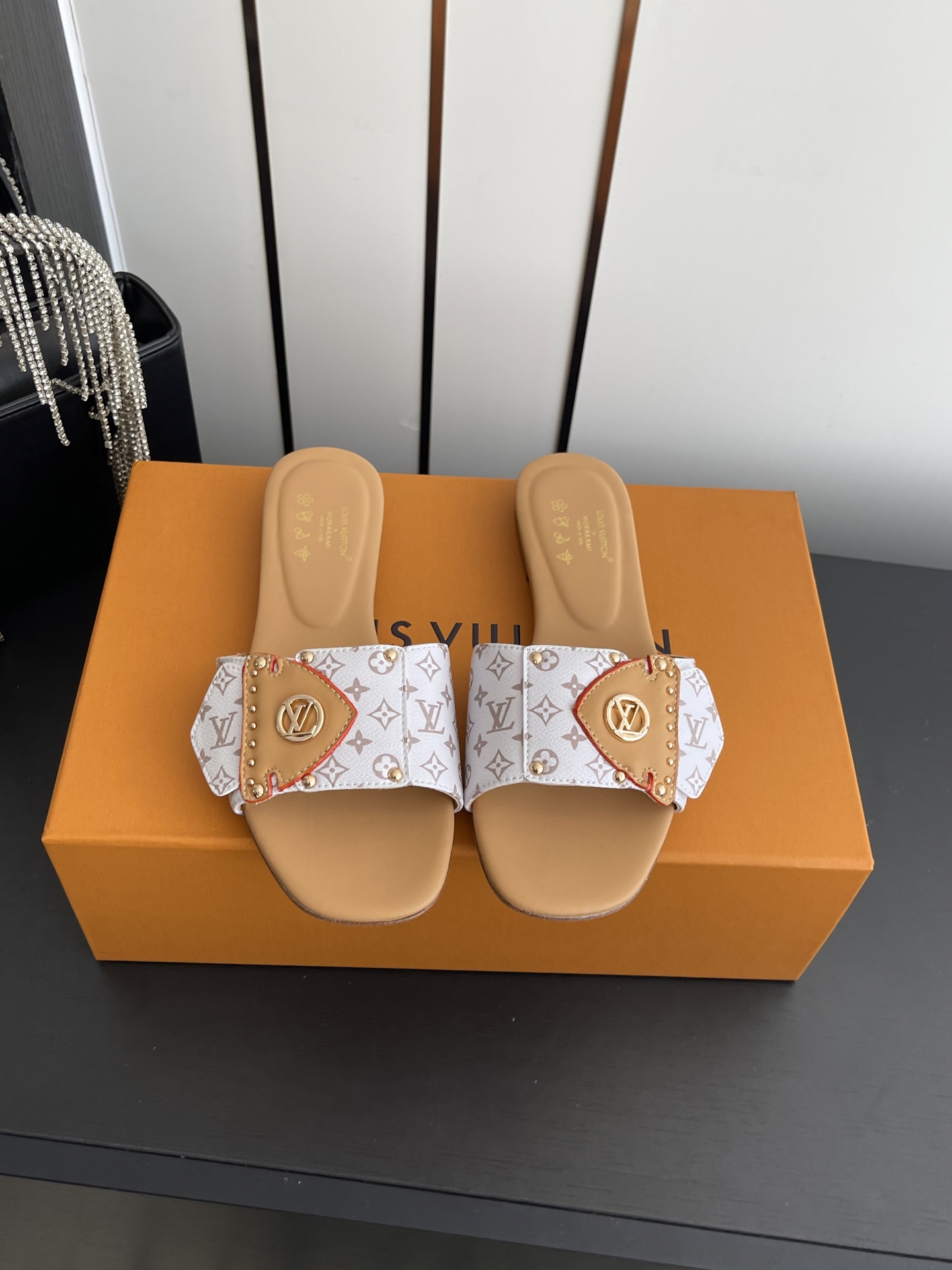 NO:788550,Louis Vuitton 26ss early spring new classic presbyopic flip-flops. Classic presbyopic design, the brand DNA is directly welded to the shoes. It is soft on the feet and does not wear your feet at all when walking. It is very suitable whether it is worn at home or when going out. It directly covers the entire spring and summer outfits. Lazy sisters can just go for it without having to think about matching! Who knows how happy it is!  No need to worry about matching, just set it up and you will feel lazy and relaxed. The fairy slippers you just need in spring and summer, you can close your eyes without stepping on thunder. Upper cowhide/cloth lining Imported goatskin outsole Genuine leather outsole Size 35-41 (40 41 customized), high-heeled shoes and slippers, louis vuitton, high heels, slippers, cowhide, sheepskin, Leather soles19860909Louis Vuitton 26ss早春新款经典老花一字拖 经典老花设计,把品牌DNA直接焊在鞋上.上脚软乎乎的,走路完全不磨脚,不管是居家穿还是出门逛gai都超合适,直接承包整个春夏的穿搭,懒人姐妹直接冲,不用想搭配的快乐谁懂啊！ 不用费心搭配,随便一套就是慵懒松弛感,春夏刚需的神仙拖鞋,闭眼入不踩雷. 鞋面牛皮/布面 内里进口山羊皮 大底真皮大底 码数35-41（40 41订做）,高跟鞋拖鞋,louis vuitton,high heels,slippers,cowhide,sheepskin,Leather soles,Women's Shoes