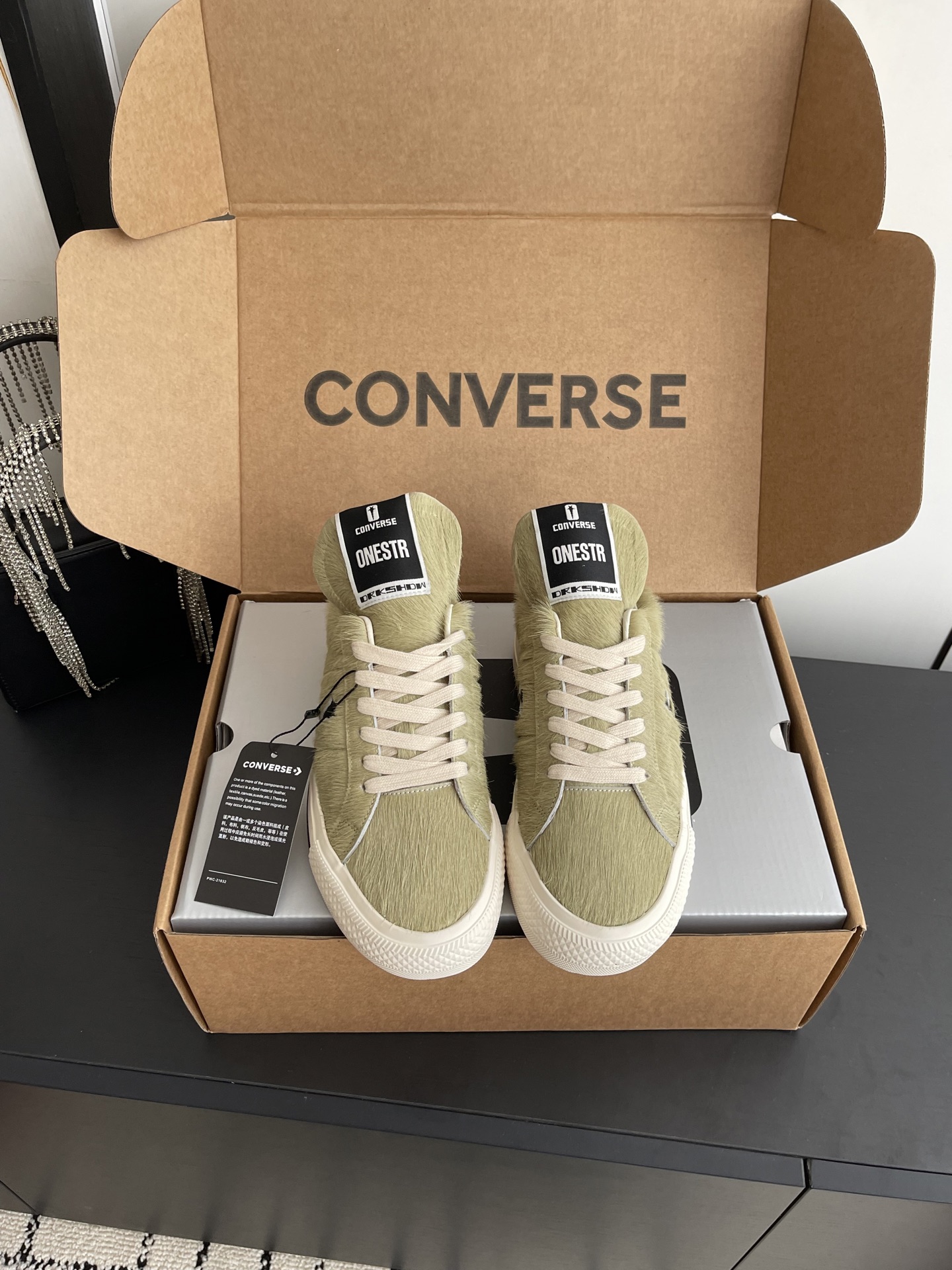 NO:788532,Converse One Star 26ss new horse hair series sneakers and casual shoes. The body of the shoe is made of soft horse hair, which is smooth to the touch and has a delicate luster. It will form a unique texture patina as it is worn, giving it a more textured look. It not only retains Converse's street genes, but also adds a luxurious texture, making it suitable for wearers who pursue individuality and pay attention to details.  The low-cut shoe style can be paired with jeans, suit pants, short skirts and other items. The mules are more suitable for creating a casual 'lazy style' look. It accurately follows the trend of Y2K and American retro in recent years, and is an 'atmosphere' item that is both recognizable and practical. Horsehair upper, sheepskin lining, rubber outsole, size 35-45 (women's 40  Men's 45 (customized), casual shoes/sports shoes, converse, versace, sneakers, skirts, jeans, business suit, sheepskin19860909Converse One Star 26ss新款马毛系列板鞋休闲鞋 鞋身采用柔软的马毛材质,触感顺滑且自带细腻光泽,随着穿着会形成独特的纹理包浆,越穿越有质感.既保留了Converse的街头基因,又增添了奢华质感,适合追求个性又注重细节的穿搭者. 低帮鞋型可搭配牛仔裤、西装裤、短裙等多种单品,穆勒款更适合打造随性的“懒人风”造型.精准踩中近年Y2K、美式复古的潮流趋势,是兼具辨识度与实穿性的“氛围感”单品. 鞋面马毛 内里羊皮 大底橡胶大底 码数35-45（女40 男45订做）,休闲鞋/运动鞋,converse,versace,sneakers,skirts,jeans,business suit,sheepskin,Women's Shoes