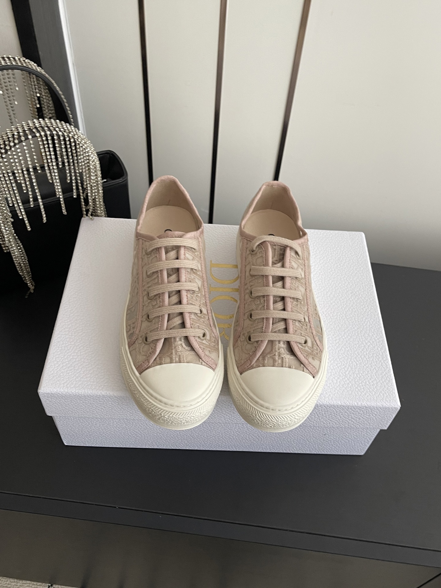 NO:788534,Dior Dior's latest 2026 spring and summer mesh embroidered women's shoes, thick-soled casual shoes, made of black mesh base superimposed with classic Dior Oblique presbyopia jacquard. The translucent mesh makes the presbyopia pattern faintly visible. It is breathable and layered, and the exquisite dark jacquard highlights the brand craftsmanship. The toe is pure white rubber edging, round and full, which not only protects the toes, but also forms a classic black and white contrast with the black upper, making it visually more neat.  Black flat shoelaces with metal eyelets of the same color are simple and elegant. They are easy to put on and take off and are not easily deformed. Thick off-white rubber soles with clear anti-slip texture not only improve the comfort and heightening effect, but also make the overall look more casual and street-friendly. Size 35-41 (40 41 customized), casual shoes/sports shoes, dior, dior, sneakers19860909Dior 迪奥 2026春夏最新款 网纱刺绣女鞋 厚底休闲鞋  采用黑色网纱基底 叠加经典Dior Oblique老花提花 半透明的网纱让老花图案若隐若现 透气又富有层次感,精致的暗纹提花彰显品牌工艺. 鞋头纯净白色橡胶包边 圆润饱满 既保护脚趾 又与黑色鞋面形成经典黑白对比 视觉上更显利落 黑色扁平鞋带搭配同色系金属鞋眼 简约大气 穿脱方便且不易变形 厚实的米白色橡胶厚底 带有清晰的防滑纹理 不仅提升了舒适度与增高效果 也让整体造型更具休闲街头感 码数35-41（40 41定做）,休闲鞋/运动鞋,dior,dior,sneakers,Women's Shoes