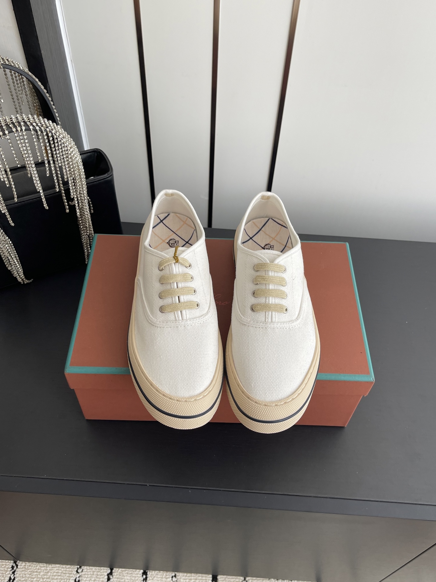 NO:788536,LoroPiana 26ss new spring and summer canvas shoes, casual shoes for couples. This casual shoe adopts an ultra-low-cut design and a leather-stitched canvas fabric upper, suitable for year-round wear. The edged sole creates a relaxed and charming color combination, harmoniously blending functionality and low-key personality. An ideal shoe choice for urban wear. Embossed LP logo cotton lace upper, cow split suede sole, rubber lining, calfskin insole!  Original box packaging + shoe storage bag included. Size 35-45 (40 for women, 45 for men, customized), casual shoes/sports shoes, loro piana, loro piana, sneakers, cowhide19860909LoroPiana 诺悠翩雅 26ss 春夏新款 帆布鞋 情侣款休闲鞋 这款休闲鞋采用超低帮设计,革拼接帆布织物鞋面,适合全年穿着.包边鞋底营造轻松迷人的色彩组合,将功能性与低调个性风格和谐融合.打造都市着装的理想鞋履选择.压印LP徽标棉质鞋带鞋面,牛剖层绒面革鞋底,橡胶衬里,小牛皮鞋垫！原盒包装+随附鞋履收纳袋. 码数35-45（女40 男45订做）,休闲鞋/运动鞋,loro piana,loro piana,sneakers,cowhide,Women's Shoes