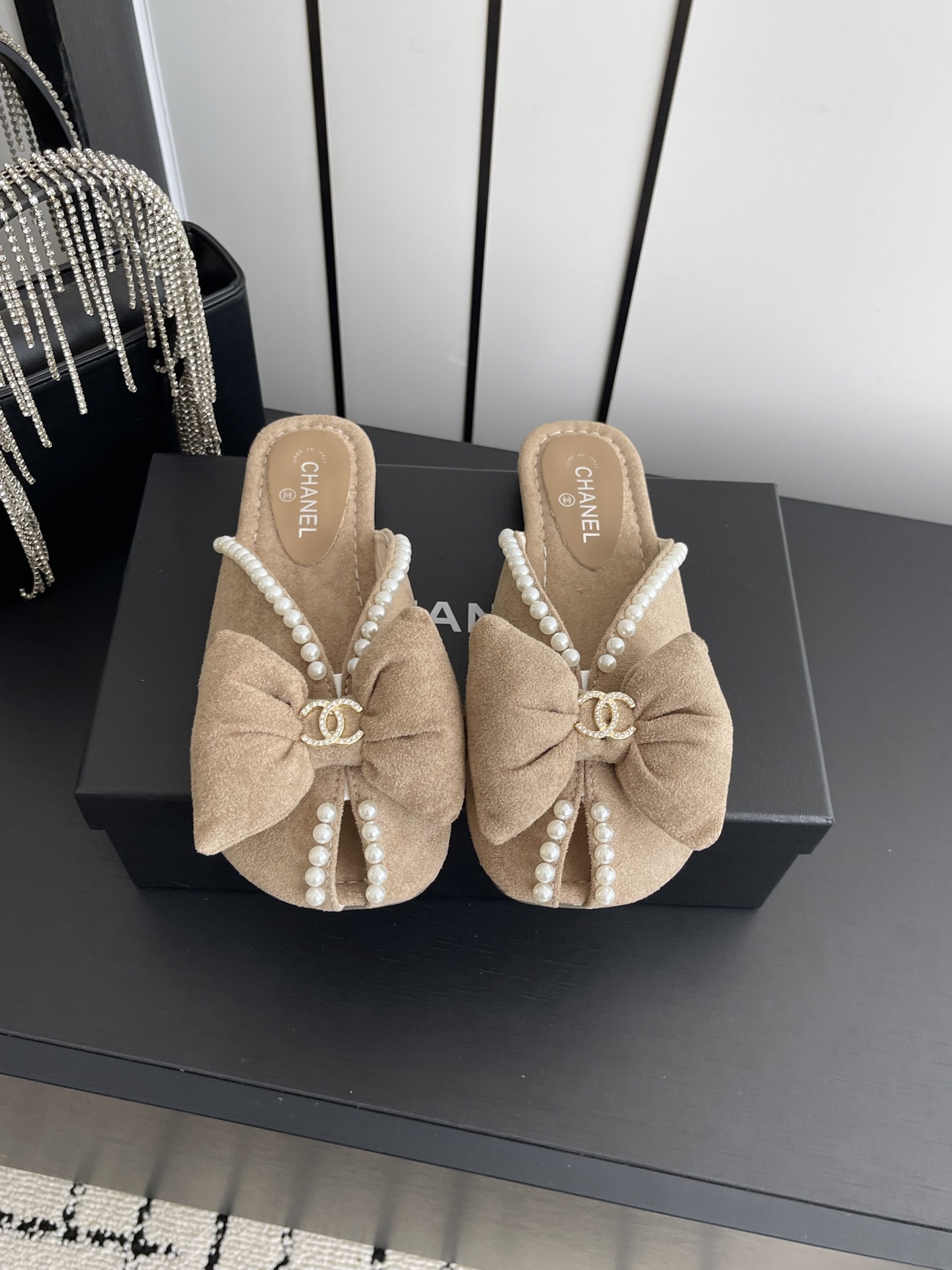 NO:788528,Chanel Xiaoxiang 26ss new spring and summer vacation Pearl lazy slippers A new design of Xiaoxiang The upper is purely handmade with pearl weaving and double C hardware decoration. It is simple and versatile and super beautiful on the feet. It is super beautiful no matter how you look at it. Suede upper, sheepskin lining, original molded outsole, size 35-40 (40 customized), slippers, chanel, slippers, sheepskin, chamois leather19860909Chanel 小香 26ss 春夏新品度假 珍珠懒人拖鞋 小香的一款全新设计 鞋面纯手工珍珠编织搭配双C五金装饰 简约百搭上脚超级美的 怎么看都超美 鞋面麂皮 内里垫脚羊皮 大底原版开模大底 码数35-40（40 订做）,拖鞋,chanel,slippers,sheepskin,chamois leather,Women's Shoes