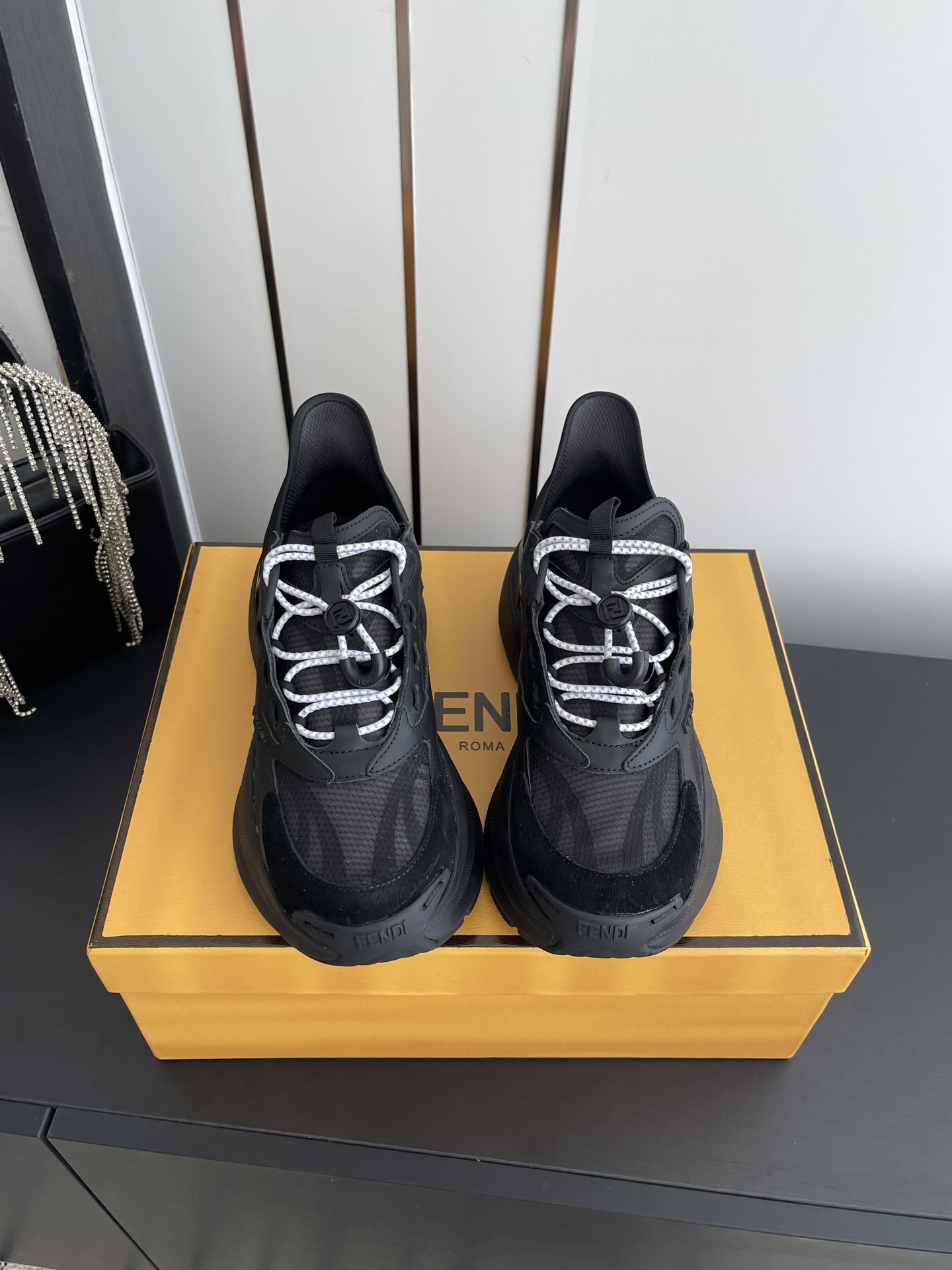 NO:891019,Fendi's latest spring and summer F-Light series, thick soles, casual sneakers, running shoes for couples. Low-top sneakers with elastic laces, made of cow leather and mesh, same-color corrugated shoe tops, mountaineering laces and emergency stop fasteners decorated with customized FF patterns. Three-dimensional rubber logo appliques on one side. Same-color ultra-light rubber thick soles. Decorated with embossed F pattern on the edges. The fabric is made of original custom fabric/cow leather. The inner foot pads are breathable mesh.  Original customized foam TPU outsole, size 35-44 (customized for women 40 and men 45), casual shoes/sports shoes, fendi, sneakers, cowhide19860909芬迪春夏最新款 F-Light系列 厚底 休闲运动鞋 跑鞋情侣款. 松紧鞋带低帮运动鞋 牛皮革和网眼布材质 同色系波状鞋提 登山鞋带和饰有定制FF图案的急停扣件 一侧饰有三维橡胶标志贴花 同色系超轻橡胶厚鞋底 边缘饰有凸纹F图案. 面料采用原版定制织物/牛皮 内里垫脚透气网 鞋底原版定制发泡TPU大底 码数35-44（女40 男45定做）,休闲鞋/运动鞋,fendi,sneakers,cowhide,Women's Shoes