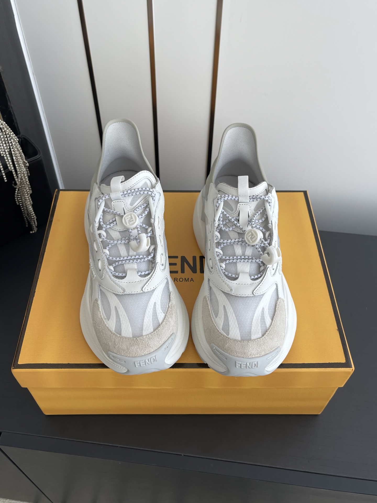 NO:788530,FENDI Fendi 26ss spring and summer latest model F-Light series Thick sole Casual sports shoes Running shoes Couple style Low-top sports shoes with elastic laces Made of cow leather and mesh fabric Corrugated shoe tops in the same color Hiking laces and emergency stop fasteners decorated with customized FF pattern Decorated with three-dimensional rubber logo appliqués on one side Thick soles in the same color ultra-light rubber Decorated with embossed F pattern on the edge The fabric is made of original custom fabric/cow leather  Breathable mesh inner padding, original customized foam TPU outsole, size 35-44 (customized 40 for women, 45 for men), casual shoes/sports shoes, fendi, fendi, sneakers, cowhide19860909FENDI 芬迪 26ss春夏最新款 F-Light系列 厚底 休闲运动鞋 跑鞋 情侣款 松紧鞋带低帮运动鞋 牛皮革和网眼布材质 同色系波状鞋提 登山鞋带和饰有定制FF图案的急停扣件 一侧饰有三维橡胶标志贴花 同色系超轻橡胶厚鞋底 边缘饰有凸纹F图案 面料采用原版定制织物/牛皮 内里垫脚透气网 鞋底原版定制发泡TPU大底 码数35-44（女40 男45定做）,休闲鞋/运动鞋,fendi,fendi,sneakers,cowhide,Women's Shoes