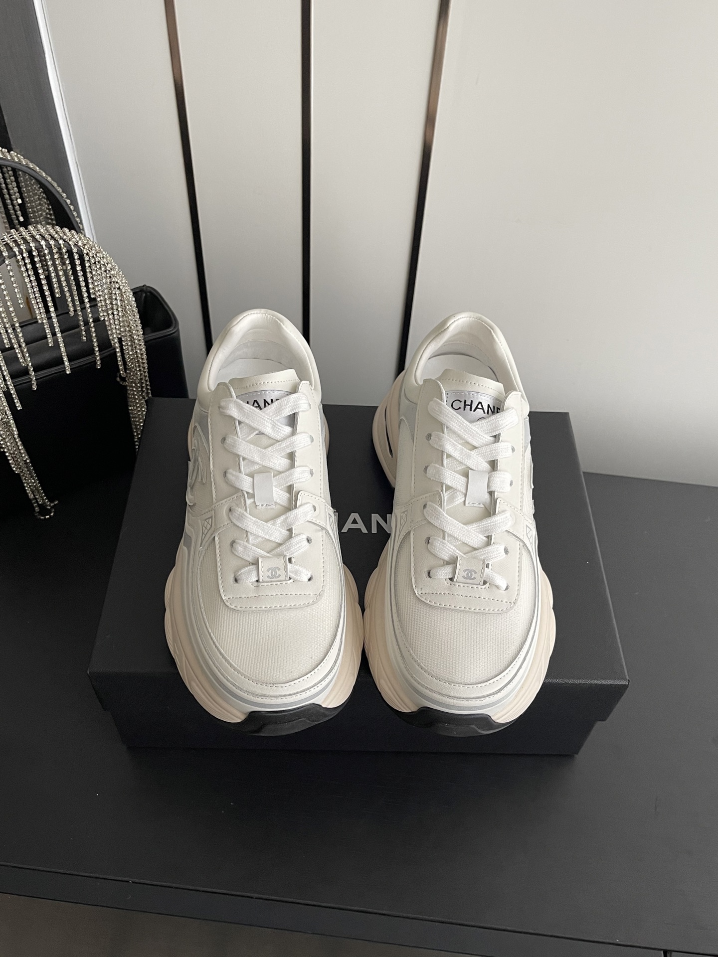 NO:789405,Chanel Chanel Thick-soled Silver Horn King's latest foreign catwalk model 2026 spring vacation sneakers, inspired by Monaco's international seaside lifestyle, create a new sense of fashion. The upper is made of integrated molding materials. The lining is customized with breathable mesh. Original open-molded two-color outsole. Size 35-40 (40 customized), casual shoes/sports shoes, chanel, chanel, alexander wang, sneakers19860909Chanel 香奈儿 厚底银角大王最新的国外走秀款  2026开春度假运动鞋,以摩纳哥国际化的海滨生活方式为灵感 打造一个全新的时尚感 鞋面采用一体化成型材料 内里定制透气网布 原版开模双色大底 码数35-40（40订做）,休闲鞋/运动鞋,chanel,chanel,alexander wang,sneakers,Women's Shoes