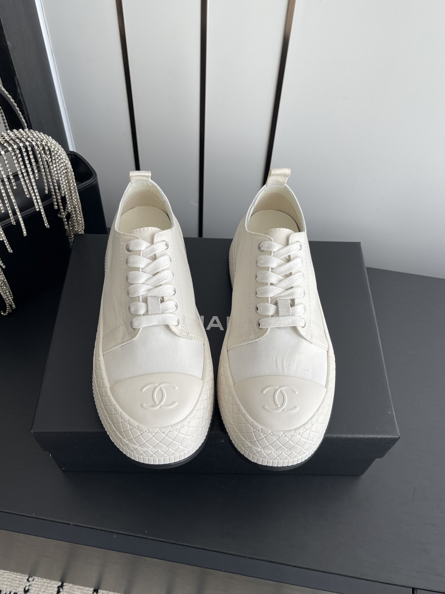 NO:789408,Chanel Chanel 2026 Biscuit Shoes Casual Sneakers This classic design; the upper has a variety of craftsmanship styles; the outsole is fashionable and sporty; extraordinary inclusion of a variety of colors... Multi-mix and match, very good-looking and versatile, casual, fashionable, sports, and outdoor can be taken into account... Size 35-39 (customized in 40), casual shoes/sneakers, chanel, chanel, sneakers19860909Chanel香奈儿2026饼干鞋休闲款运动鞋  这款经典设计；鞋面多种工艺的风格；大底却时尚运动；不平凡的拥入了多种配色…… 多混搭非常好看百搭,休闲,时尚,运动,户外都能兼顾…… 码数35-39（40定做）,休闲鞋/运动鞋,chanel,chanel,sneakers,Women's Shoes