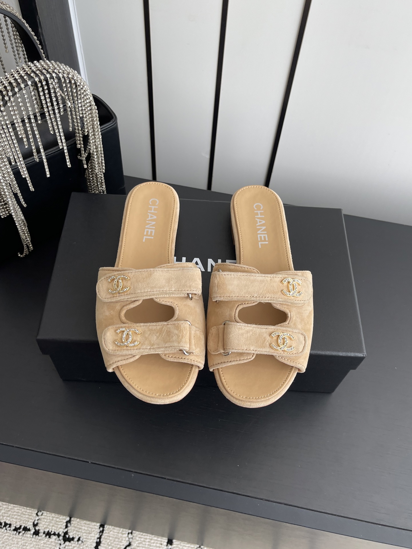 NO:789401,Chanel Chanel's new early spring slippers, high version, worn by many celebrities and Internet celebrities, a versatile series popularized by domestic and foreign bloggers, a must-have for spring and summer wardrobes, imported sheepskin upper, imported crystal sheepskin lining, original customized genuine leather outsole, size 35-39 (customized for 40, 41, 42), slippers, chanel, chanel, slippers, sheepskin, Leather soles19860909Chanel 香奈儿 早春新款拖鞋 高版本 众多明星网红上脚 国内外博主刷爆的一个百搭系列 春夏衣橱搭配必备 进口羊皮鞋面 进口水晶羊皮内里 原版定制真皮大底 码数35-39（40、41、42定做）,拖鞋,chanel,chanel,slippers,sheepskin,Leather soles,Women's Shoes