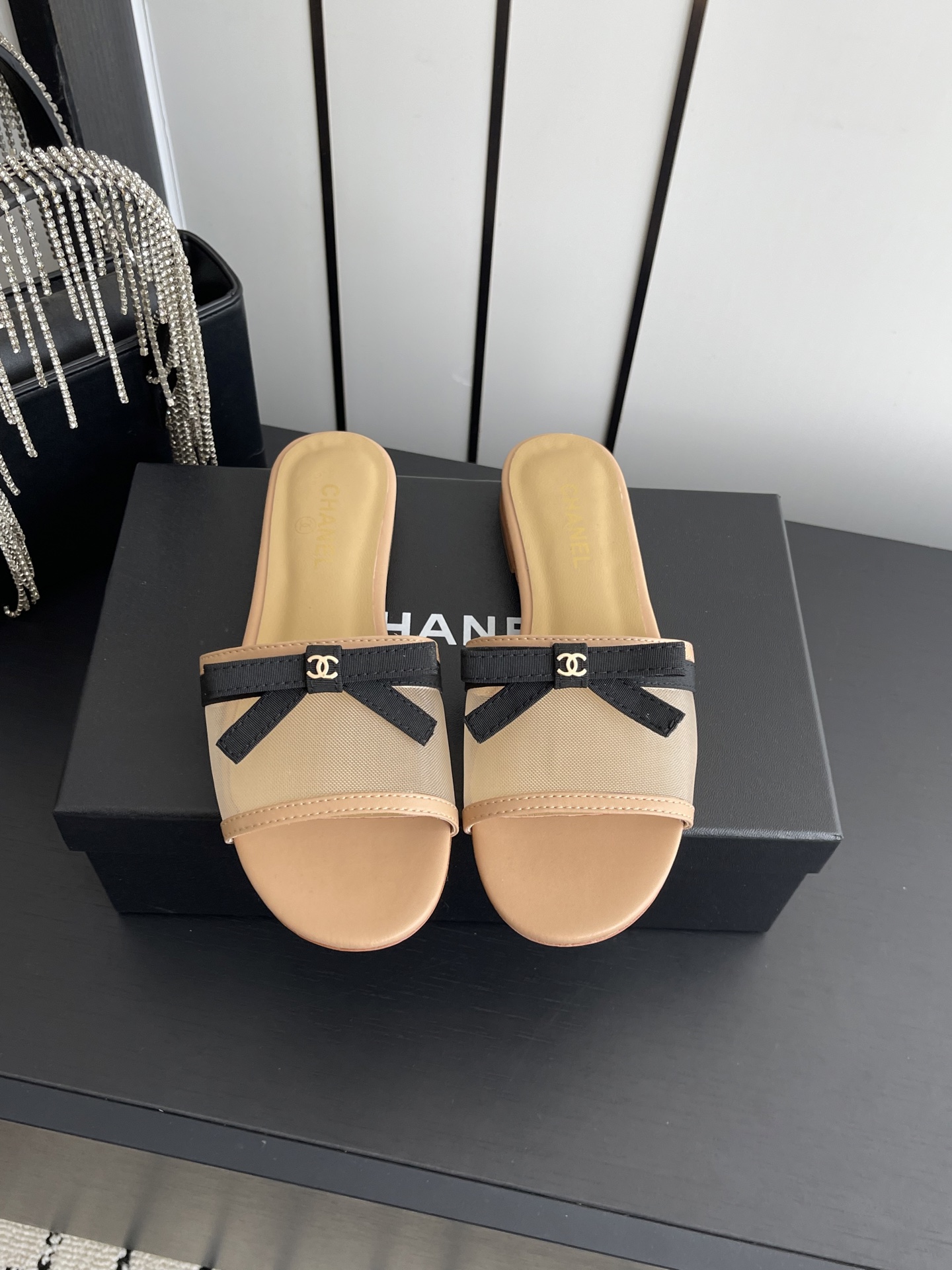 NO:789402,Chanel Chanel new bow slippers for early spring. High version of the original one to one. Classic bow with mesh design. Cool and looming. Original customized mesh upper. Sheepskin feet. Italian leather outsole. Size 35-39 (40 41 42 customized), slippers, chanel, chanel, slippers, sheepskin, Leather soles19860909Chanel 香奈儿 早春新款蝴蝶结拖鞋 高版本原版一比一 经典蝴蝶结搭配网纱设计 透凉若隐若现 原版定制网纱鞋面 羊皮垫脚 意大利真皮大底 码数35-39（40 41 42订做）,拖鞋,chanel,chanel,slippers,sheepskin,Leather soles,Women's Shoes