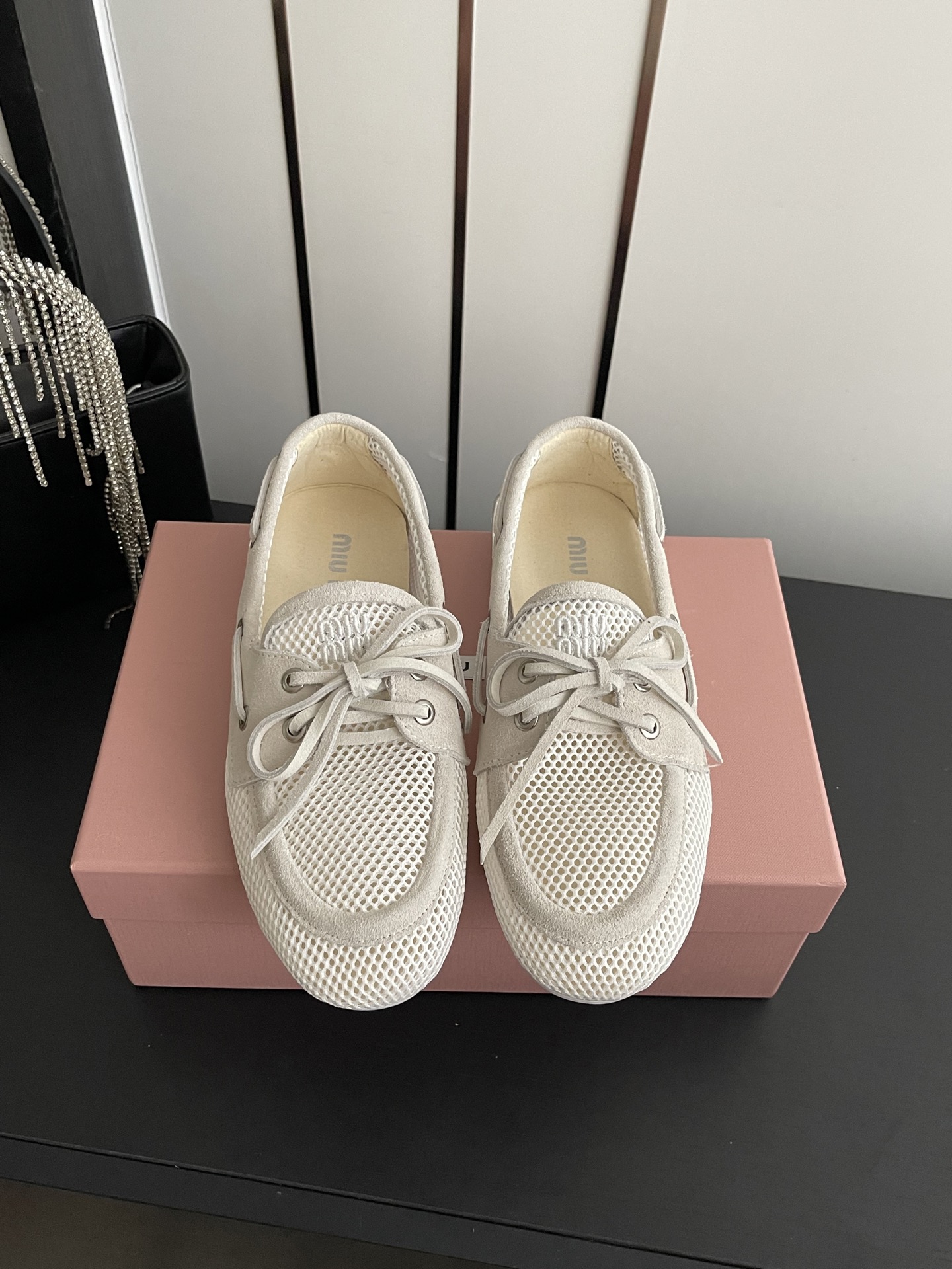 NO:789399,Miu Miu 2026ss spring and summer catwalk style lace-up mesh flat loafers. This timeless mesh lace-up loafer driving shoe is decorated with an embossed Miu logo. It shows a unique classic style. It is very comfortable and super light on the foot. The upper is made of original customized imported mesh material. The foot pads are cowhide. The original molded rubber outsole.  Size 35-40 (40 customized), loafers, miumiu, loafers, flats, cowhide19860909Miu Miu 缪缪 2026ss春夏走秀款 系带网面平底鞋乐福鞋 这款永不过时的网面系带乐福鞋驾车鞋饰有压花Miu徽标 彰显别具一格的经典格调 上脚非常舒服超级轻便 鞋面 原版定制进口网面材质 垫脚牛皮 原版开模橡胶大底 码数35-40（40定做）,乐福鞋,miumiu,loafers,flats,cowhide,Women's Shoes