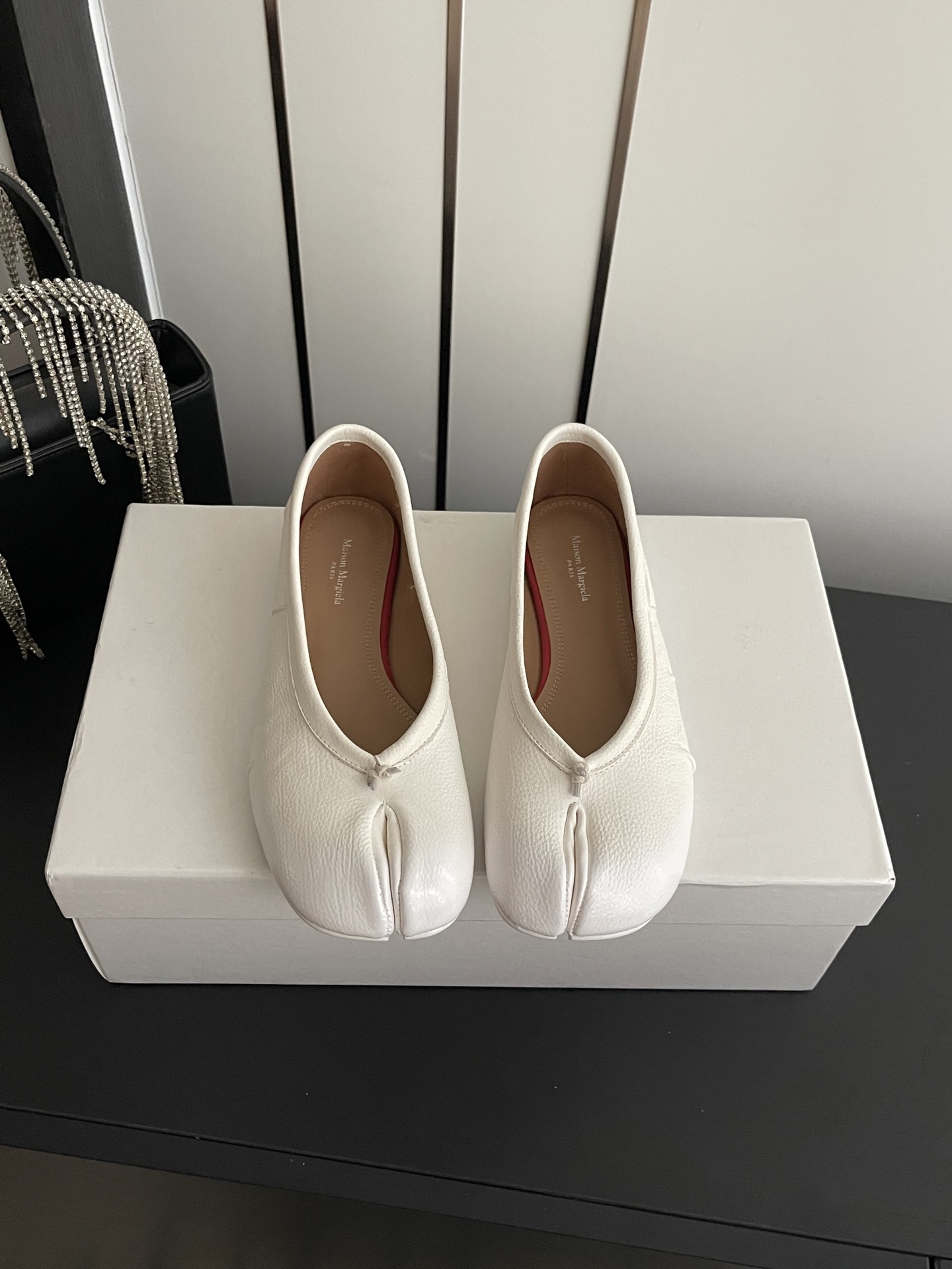 NO:789395,Maison Margiela Margiela 26ss new split-toe ballet shoes are its iconic items. They have both design and comfort. They are a 'niche hit' that is highly sought after in the fashion circle. The bright red paint process makes the color eye-catching and glossy. It is paired with a classic shallow ballet shoe shape, which is in line with the high-recognition colors such as 'Benming Red' and 'Facai Red' launched by the brand in recent years. The upper feet are not bound by conventions, and you can be yourself as you like ~ the feet are super soft and comfortable  Imported cow nubuck upper, sheepskin lining, outsole, original Italian double-layer leather sole, size 35-42 (customized for 40, 41, 42), split-toe shoes, masion margiela, sheepskin19860909Maison Margiela 马吉拉 26ss 新款分趾芭蕾舞单鞋 属于其标志性单品,兼具设计感与舒适度,是时尚圈备受追捧的“小众爆款”. 鲜红色淋漆工艺,色泽抢眼、光泽感强,搭配经典浅口芭蕾舞鞋型,符合品牌近年来推出的“本命红”和“发财红”等高辨识度配色. 上脚不被常规所拘束,随心所欲做自己～上脚超级柔软舒适 鞋面进口牛磨砂 内里羊皮里 大底原版意大利双层真皮底 码数35-42（40、41、42定做）,分趾鞋,masion margiela,sheepskin,Women's Shoes