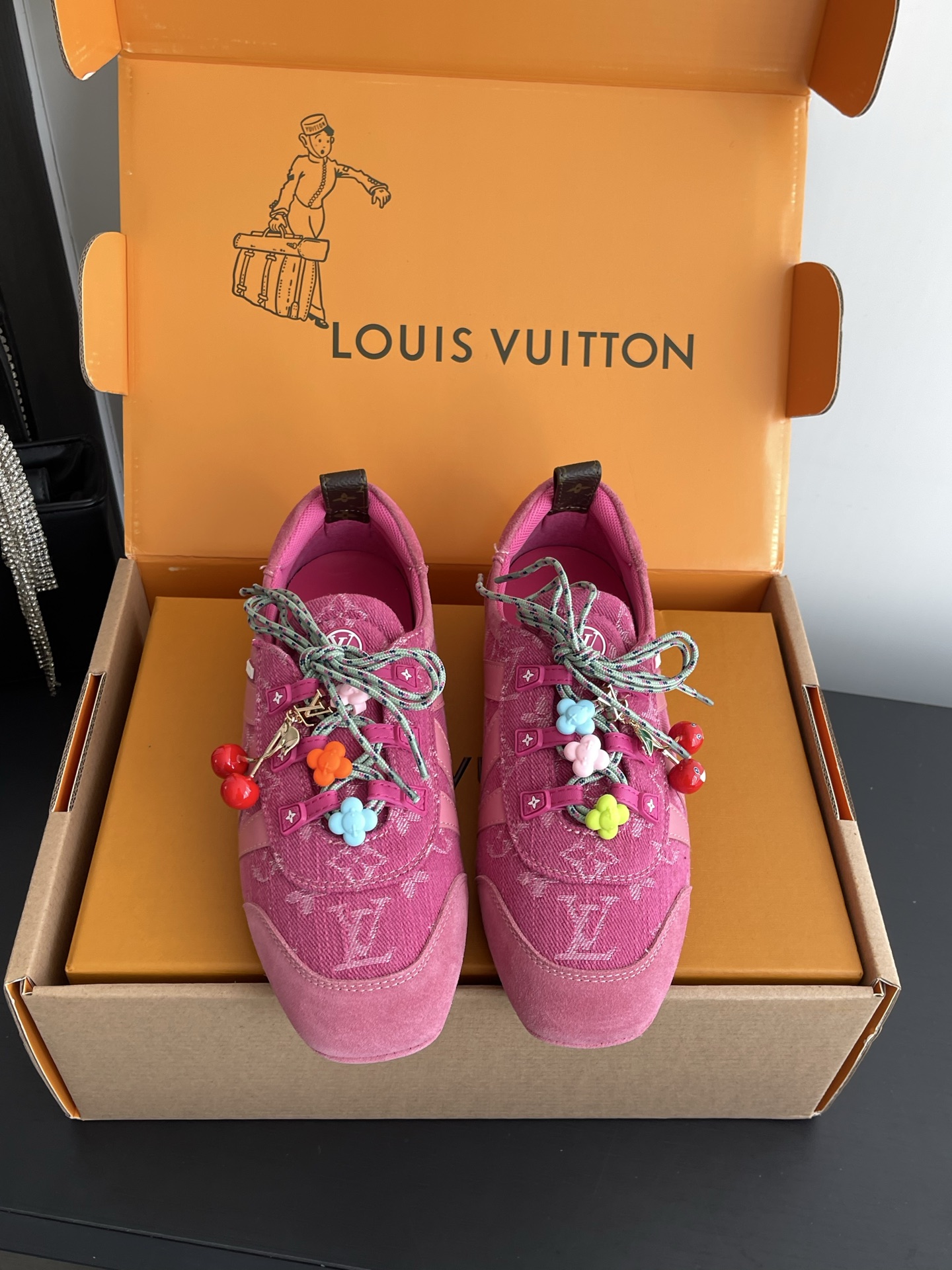 NO:781779,Women's Accessories 60 Louis Vuitton Sneakerina Series Ballet Shoes Flat Shoes Casual Shoes Made for summer, these LV Sneakerina ballet sneakers cleverly blend Monogram denim with tonal suede calfskin trim. The double shoelaces are accompanied by colorful Monogram flower hangings, adding playful interest. Vibrant LV letters and rubber Louis Vuitton logos are cleverly decorated on the sides to achieve the distinctive character of this trendy design. Monogram  Denim fabric/cow leather/sheep leather shoelaces Louis Vuitton elements Sacchetto process injection molding TPU outsole Size 35-39 (40 customized), casual shoes/sports shoes, louis vuitton, louis vuitton, louis vuitton, flats, sneakers, cowhide, sheepskin19860909女款 配饰60 Louis Vuitton Sneakerina系列芭蕾舞鞋 平底鞋休闲鞋 本款 LV Sneakerina 芭蕾运动鞋为夏日打造,将 Monogram 丹宁布与同色调绒面牛皮革饰边巧妙相融.双鞋带伴以彩色 Monogram 花卉挂饰,平添俏皮意趣.侧面巧饰活力 LV 字母与橡胶路易威登标识,成就此潮流设计的鲜明特质. Monogram 丹宁织物/牛皮革/羊皮革鞋带 路易威登元素Sacchetto 工艺注塑 TPU 外底 码数35-39（40定做）,休闲鞋/运动鞋,louis vuitton,louis vuitton,louis vuitton,flats,sneakers,cowhide,sheepskin,Women's Shoes