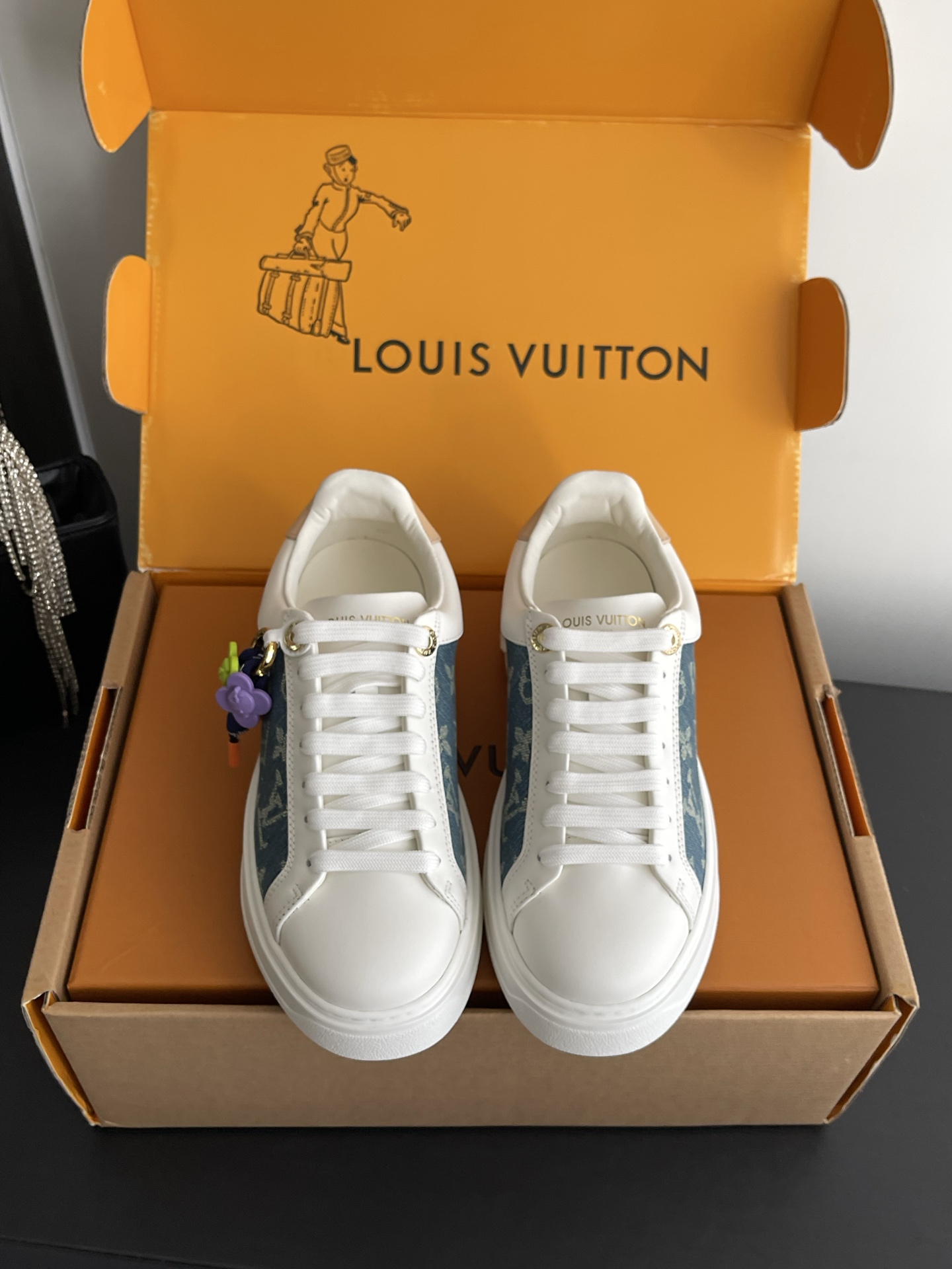 NO:781788,Louis Vuitton LV x TM Murakami 26ss joint model Time Out Cherry Blossom Series Casual white shoes sneakers Original purchase, development and production This Time Out sneaker is from the Louis Vuitton  Flowers bloom on the thickened rubber outsole to show off the brand's elegance. Fabric: original imported first-layer cowhide, original customized soft sheepskin lining, original open-molded TPU anti-slip outsole, size 35-41 (customized 40.41), casual shoes/sports shoes, louis vuitton, louis vuitton, louis vuitton, sneakers, cowhide, sheepskin19860909Louis Vuitton LV x TM村上隆 26ss联名款 Time Out 樱花系列 休闲 小白鞋 运动鞋 原版购入开发 做货 本款 Time Out 运动鞋出自路易威登 x 村上隆复刻系列,展露生机盎然的运动风尚.素面牛皮革点缀经典 Monogram 元素,Cherry Blossom 印花与鞋后的明媚饰边注入灵动笔触.Monogram 花卉于加厚橡胶外底绽放品牌风华 面料:原版进口头层牛皮 内里原版定制柔软羊皮 鞋底原版开模TPU防滑大底 码数35-41（40.41定做）,休闲鞋/运动鞋,louis vuitton,louis vuitton,louis vuitton,sneakers,cowhide,sheepskin,Women's Shoes