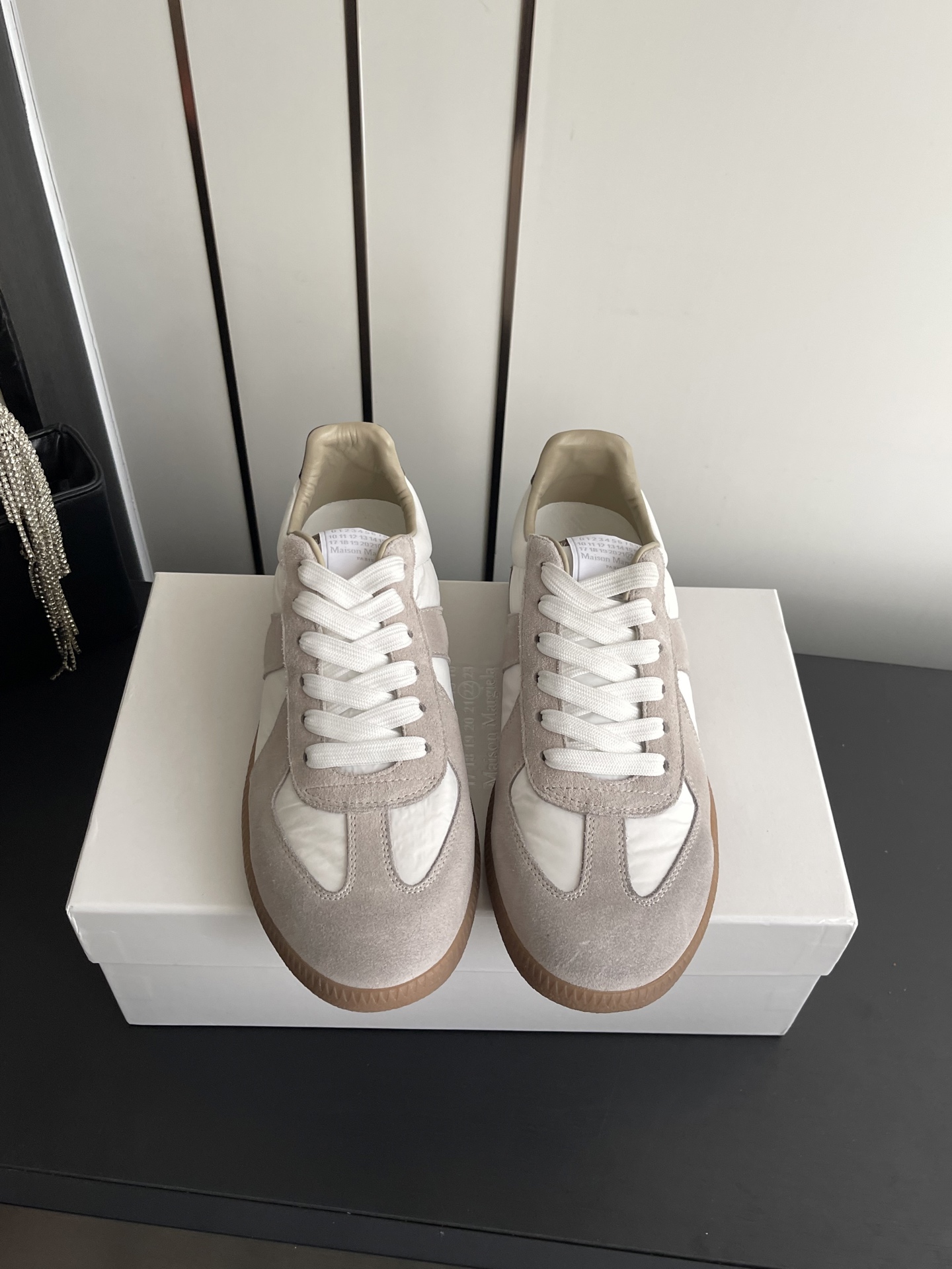 NO:781796,MaisonMargiela MM6 Classic moral training shoes, casual sports shoes, couple models, ghost designer brand, an affordable luxury brand. This German training shoe continues the classic T-shaped leather splicing design. It has been carefully improved many times by the design team. The soft and delicate characteristics are combined with the fashionable fabric surface, making it ultra-soft and comfortable while maintaining good breathability. Comfort and texture go hand in hand, making it easy to wear any combination in all seasons.  Original custom-made imported cowhide/suede/canvas lining, imported soft sheepskin lining, original open-molded rubber wear-resistant tendon bottom, size 35-45 (customized 40 for women, 45 for men), casual shoes/sports shoes, masion margiela, masion margiela, sneakers, cowhide, sheepskin, chamois leather19860909MaisonMargiela MM6 马吉拉 经典德训鞋 休闲运动鞋 情侣款 鬼才设计师品牌一个轻奢品牌 这一款德国训练鞋延续了经典的T形真皮拼接设计 经过设计团队多次的精心改良 柔软细腻的特点与时尚潮流的布面相结合 使其既有超高的柔软舒适度 又同时保持不错的透气性能~舒适与质感并行 轻松驾驭四季穿着任何搭配 原版定制进口牛皮/麂皮/帆布 内里 进口柔软羊皮里 原版开模橡胶耐磨牛筋底 码数35-45（女40 男45定做）,休闲鞋/运动鞋,masion margiela,masion margiela,sneakers,cowhide,sheepskin,chamois leather,Women's Shoes