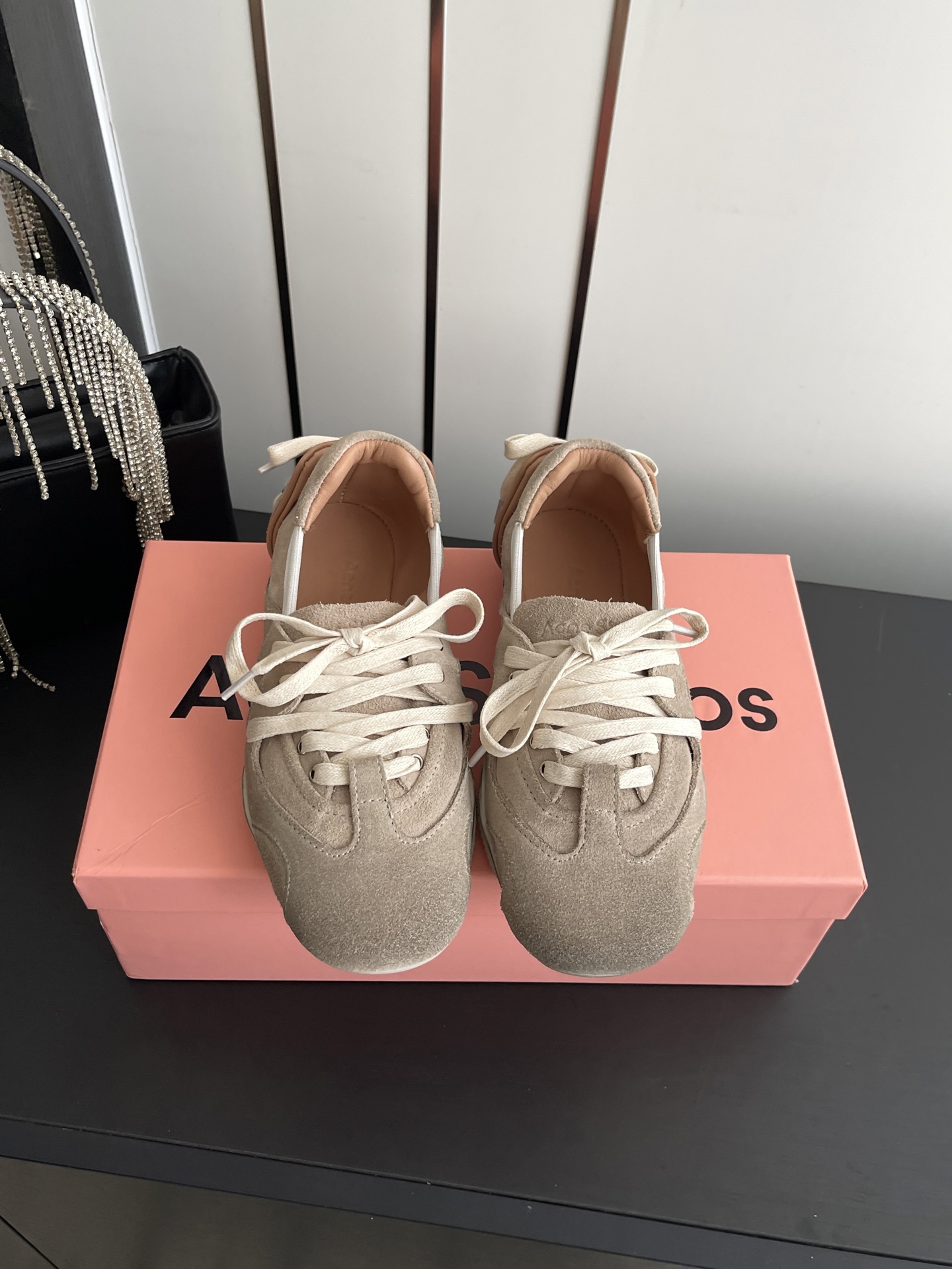 NO:781804,Acne Studios 26ss new ballet sneakers for autumn and winter. Acne Studios combines sneakers with elements of the popular ballet shoes to launch ballet sneakers for the first time. The entire pair of shoes also refers to the real pointe shoes worn by ballerinas, creating a strap design in the front half. There are also cross straps on the heel, boat-shaped shoe body, narrow and long last, etc., which are somewhat similar to pointe shoes.  The upper is made of textured veneer leather, and there are exquisite decorative straps on the rear of the shoe. It is paired with a seamless rubber sole. It is a pair of flat shoes with a romantic and street feel. Size 35-40 (40 customized), casual shoes/sports shoes, Acne studios, dior, flats, sneakers19860909Acne Studios 26ss秋冬 新款芭蕾舞运动鞋 Acne Studios将运动鞋与当下热门的芭蕾舞鞋元素结合首次推出芭蕾舞运动鞋 整双鞋也参考了芭蕾舞女演员真实穿的足尖鞋,打造前半段的绑带设计,脚后跟的地方也有交叉绑带,船型鞋身、窄长楦头等等,都和足尖鞋有几分相似. 鞋面采用带有纹路的饰面皮革制成,鞋后方还有精致的装饰性绑带,搭配无缝橡胶鞋底,是一双兼具浪漫与街头感的平底鞋. 码数35-40（40定做）,休闲鞋/运动鞋,acne studios,dior,flats,sneakers,Women's Shoes