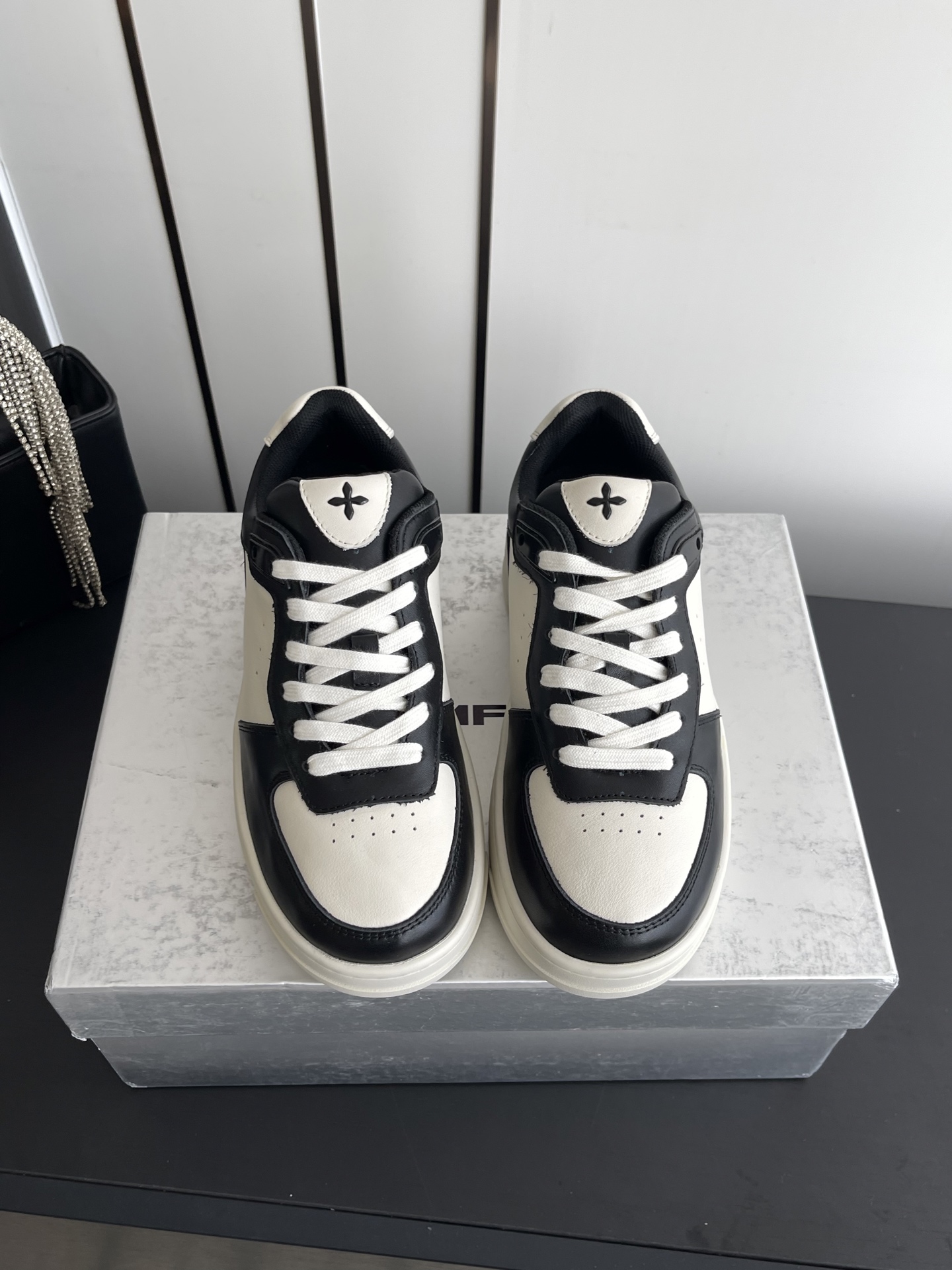 NO:781812,SMFK niche trendy brand 26ss early spring new thick-soled sports shoes and casual shoes. At first glance, the texture is full, the upper foot is incomparably higher, and you can enter it with your eyes closed. One of the very fashionable items. Many Internet celebrity bloggers and celebrities wear SMFK sneakers. The more I look at them, the more I like them. Super versatile. The fabric is made of original imported cowhide. The lining is sheepskin. The sole is original custom-made non-slip rubber outsole.  Size 35-39 (customized in size 40), casual shoes/sports shoes, sneakers, cowhide, sheepskin19860909SMFK 小众潮牌 26ss早春新款 厚底 运动鞋 休闲鞋  一眼心动 质感拉满,上脚无敌增高,闭眼可入 非常时髦的单品之一超多网红博主、明星都穿SMFK的运动鞋 真的是越看越上头 超级百搭 面料采用原版进口牛皮 内里垫脚羊皮 鞋底原版定制防滑橡胶大底 码数35-39（40订做）,休闲鞋/运动鞋,sneakers,cowhide,sheepskin,Women's Shoes