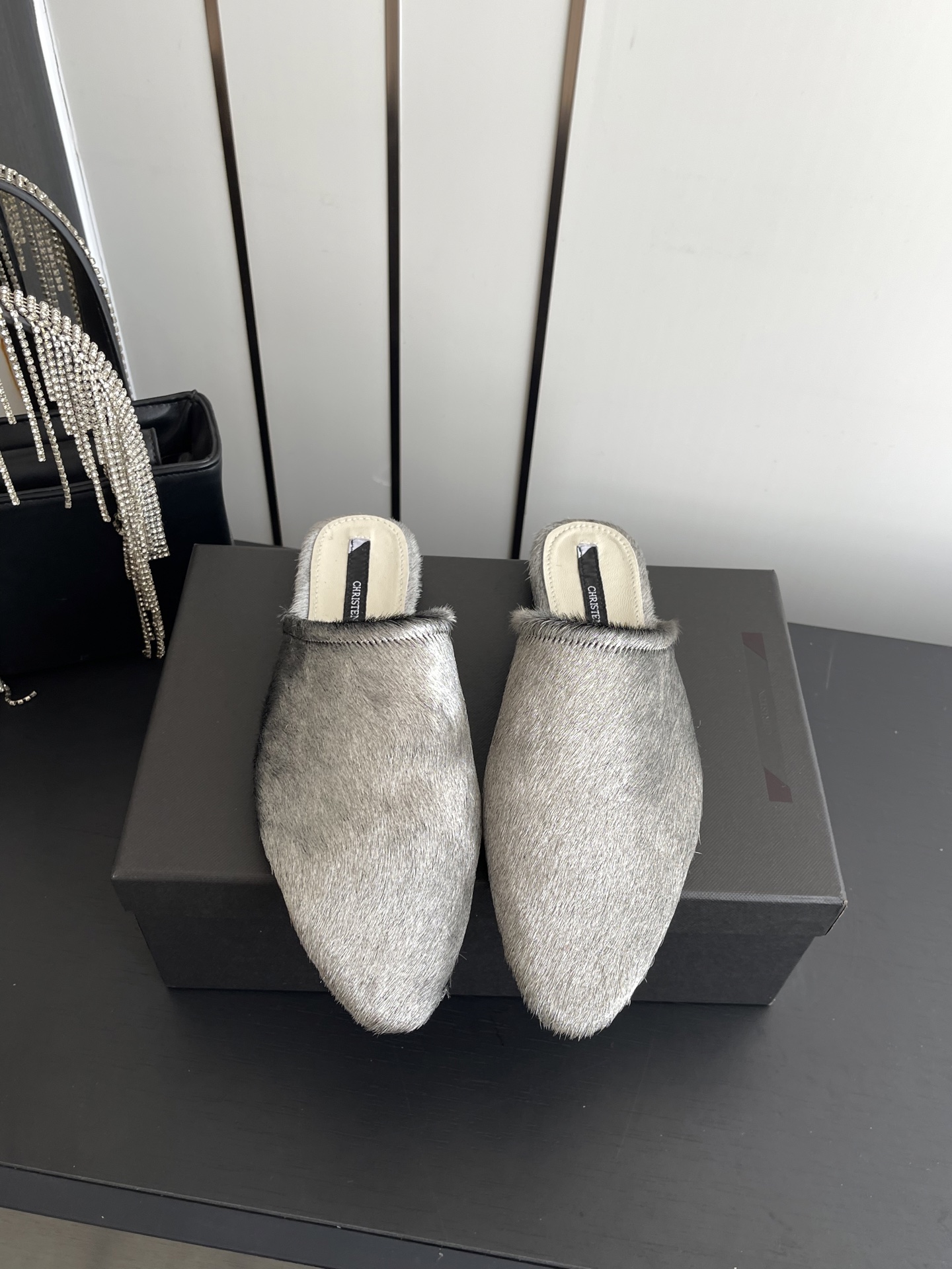 NO:781771,CHRISTEN's 26ss niche trendy brand's latest hot-selling plush pointed-toe mules for early spring are really beautiful!  A new niche brand, every color is beautiful, every pair is handmade, the upper is full of flowers, and has the beauty of blooming flowers. Every color has a unique outfit, and every style is exclusive to everyone!  Beauty is different, that's how the world should be!  It’s super comfortable on your feet!  !  The fit is also very friendly!  Original custom-made horsehair upper, original custom-made sheepskin lining, original custom-made leather outsole, code number 35-39 (customized in 40), half drag, sheepskin19860909CHRISTEN 小众潮牌26ss早春最新爆款毛绒尖头穆勒鞋 真的的美死了！新款小众品牌,每一个颜色都很好看 每一双都是手工制作,鞋面繁花,有繁花似锦的美意 每一个颜色都有独特的穿搭,搭配出的每种风格,都是每个人的专属！ 美丽各有不同,世界本该如此！上脚超级舒适的哦！！版型也很友好！ 鞋面原版定制马毛 内里原版定制羊皮 大底原版定制真皮底 码数35-39（40订做）,半拖,sheepskin,Women's Shoes