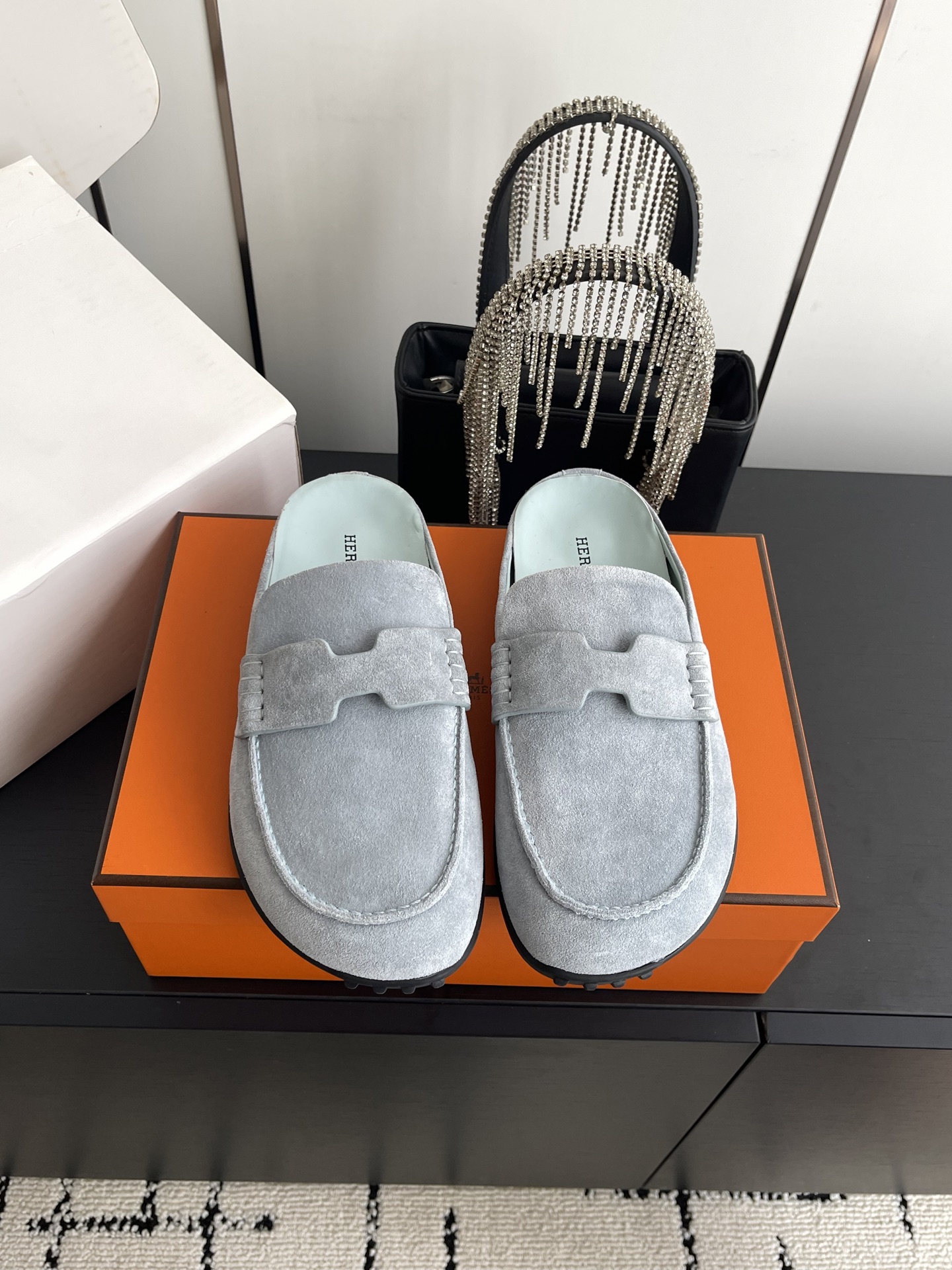 NO:781757,HERMES Cute Mule half-slip Birkenstocks. Summer really needs versatile slippers. They look good no matter how you match them. They have a casual and high-end feel. The comfort level is also great. They match with a variety of colorful socks. They are so trendy. Imported suede, sheepskin lining, Tpu non-slip wear-resistant outsole, size 35-40 (40 customized), half drag, hermes, hermes, slippers, sheepskin, chamois leather, socks19860909HERMES 爱马仕 呆萌穆勒半拖勃肯鞋 夏天真的太需要百搭拖鞋了 怎么搭配都好看 随意且高级的感觉 舒适度也很棒 搭配各种彩色袜子 潮爆了 进口麂皮 羊皮内里 Tpu防滑耐磨大底 码数35-40（40订做）,半拖,hermes,hermes,slippers,sheepskin,chamois leather,socks,Women's Shoes