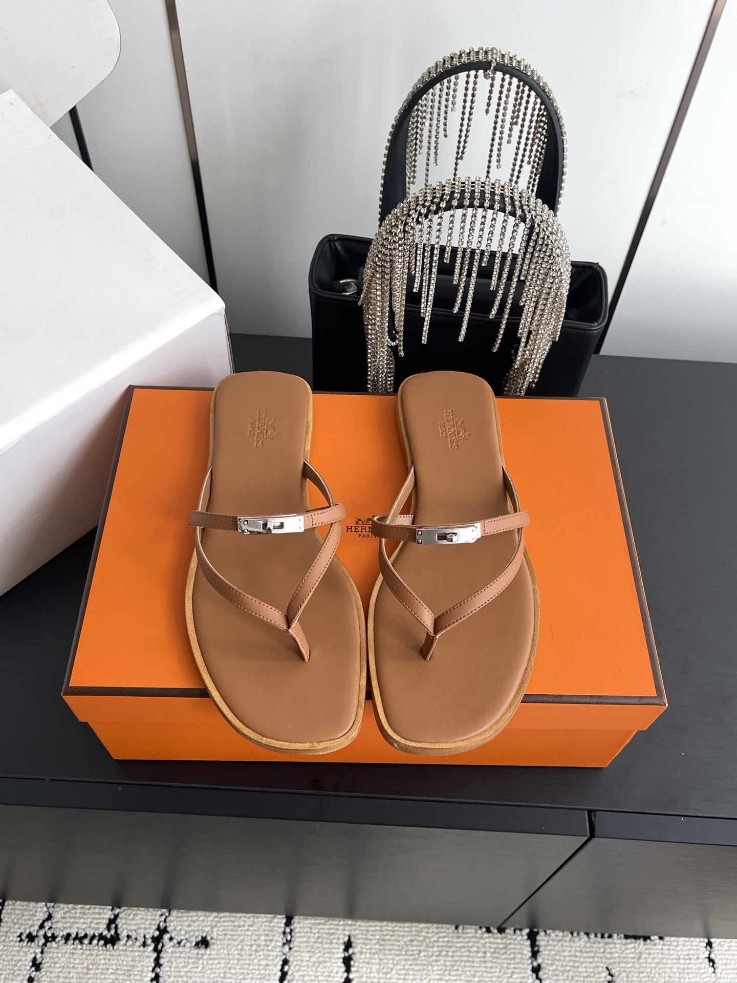 NO:781763,Hermes 26ss new Kelly buckle flip-flops Hermes Kelly buckle flip-flops, classic design + iconic Kelly metal buckle, highly recognizable!  Simple and versatile, it is super refreshing to wear in summer. It is flat and lightweight, comfortable for daily life or vacation, and its ergonomic design makes you not tired after walking for a long time. The Kelly buckle has exquisite details and a full sense of brand, making it the perfect choice for summer wear!  High-quality cowhide upper, soft and delicate, padded sheepskin, Italian genuine leather sole, size 35-40 (customized at 40.41), split-toe shoes, hermes, hermes, cowhide, sheepskin19860909Hermes 爱马仕 26ss新款Kelly扣人字拖 Hermes Kelly扣人字拖,经典设计+标志性Kelly 金属扣,辨识度超高！简约百搭,夏天穿超清爽.平底轻便,日常或度假都很舒适,人体工学设计,长时间走路也不累.Kelly扣细节精致,品牌感满满,是夏日穿搭的点睛之选！ 优质牛皮鞋面,柔软细腻 垫脚羊皮 意大利真皮底 码数35-40（40.41订做）,分趾鞋,hermes,hermes,cowhide,sheepskin,Women's Shoes