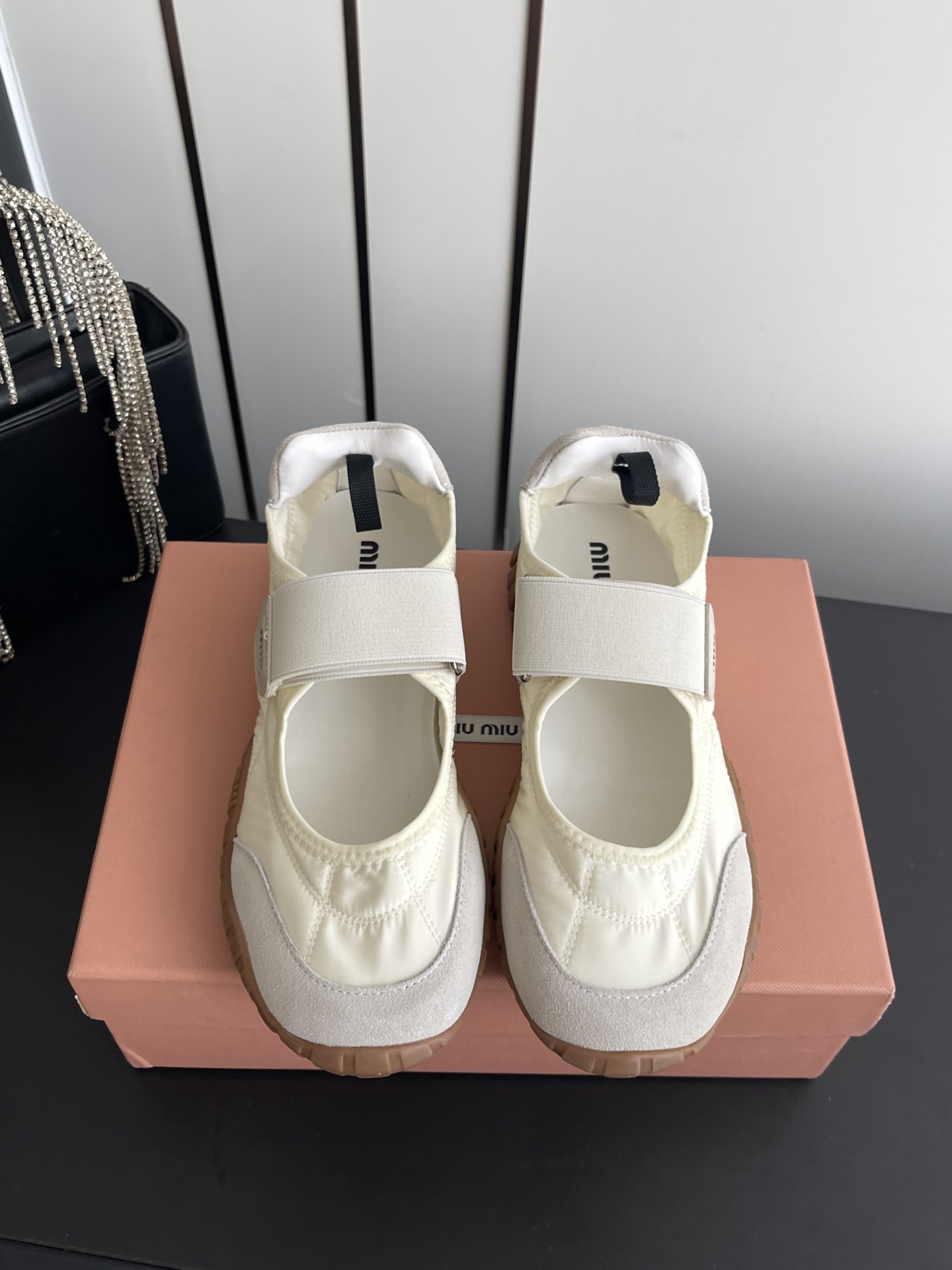 NO:782428,Miu Miu 25ss new spring and summer biscuit shoes, Forrest Gump shoes, casual sneakers, miumiu's latest hot style, avant-garde and bold design, Miu Miu style is integrated into the simple lines of this thick-soled silk raincloth Mary Jane design, unique logos are decorated on the tongue and back, embellished with retro design, adding iconic elements!  The thick sole design defines the avant-garde modern style. The fabric is original custom-made fabric/cow suede. The lining is original imported soft sheepskin. The sole is original open-molded non-slip rubber outsole. Size 35-40 (40 customized), casual shoes/sports shoes, miumiu, mary jane, sneakers, sheepskin, real silk19860909Miu Miu 缪缪 25ss 春夏新款 饼干鞋 阿甘鞋休闲运动鞋 miumiu最新爆款 前卫大胆的设计,Miu Miu风格融于此款厚底真丝雨布玛丽珍设计的简约线条, 别致徽标饰于鞋舌与背面,点缀复古设计,平添标志性元素！厚底设计定义前卫的现代风格 面料原版定制布料/牛反绒 内里原版进口柔软羊皮 鞋底原版开模防滑橡胶大底 码数35-40（40订做）,休闲鞋/运动鞋,miumiu,mary jane,sneakers,sheepskin,real silk,Women's Shoes