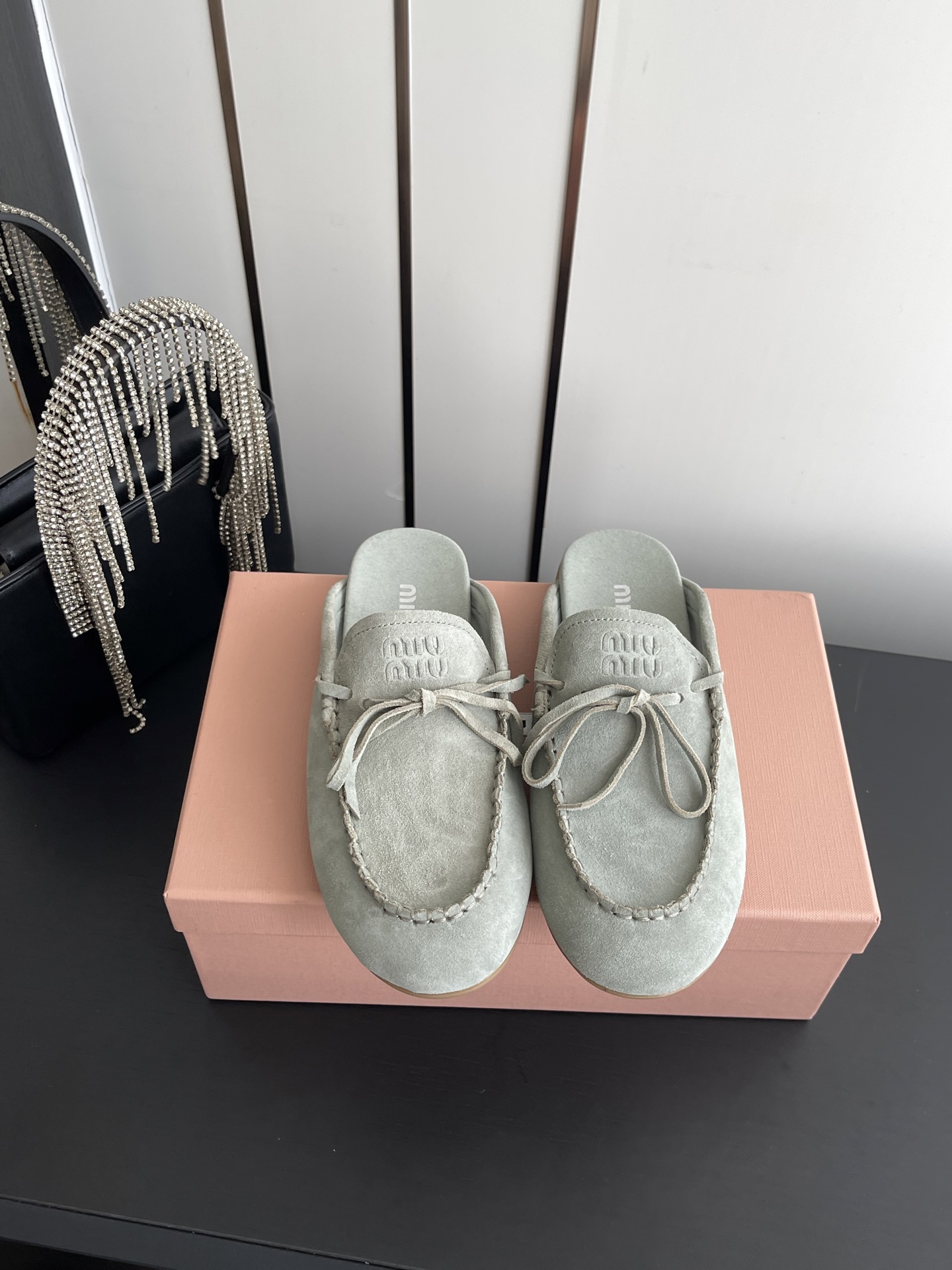 NO:782436,Miu Miu 26ss early spring new suede bow shoes. This pair directly welds the gentle and lazy feeling of spring and summer onto the feet. The soft fufu suede is paired with a smart bow. The sweet but not greasy girly feeling directly fills the feet. Whether it is daily commuting, weekend outings or dates on vacation, the feet have their own atmosphere. A proper sweet girl's spring and summer shoes. A versatile style that you can't go wrong with your eyes closed. It can instantly modify the shape of your feet.  Make your feet slimmer and more refined, and become slender cartoon feet in seconds. Really achieve both beauty and comfort online. The upper is cow suede. The lining is cow suede. The outsole is an original molded outsole. The size is 35-41 (40 41 customized), loafers, miumiu, loafers, chamois leather.19860909Miu Miu 缪缪 26ss早春新款麂皮蝴蝶结 单鞋 这双直接把春夏的温柔慵懒感焊在脚上了 软fufu的反绒麂皮搭配灵动的蝴蝶结 甜而不腻的少女感直接拉满 不管是日常通勤 周末出街还是约会度假 上脚都自带氛围感 妥妥的甜妹春夏本命鞋 闭眼入都不会错的百搭神款 上脚瞬间修饰脚型 显脚瘦显精致 秒变纤细漫画脚 真正做到颜值与舒适双在线 鞋面牛反绒 内里牛反绒 大底原版开模大底 码数35-41（40 41订做）,乐福鞋,miumiu,loafers,chamois leather,Women's Shoes