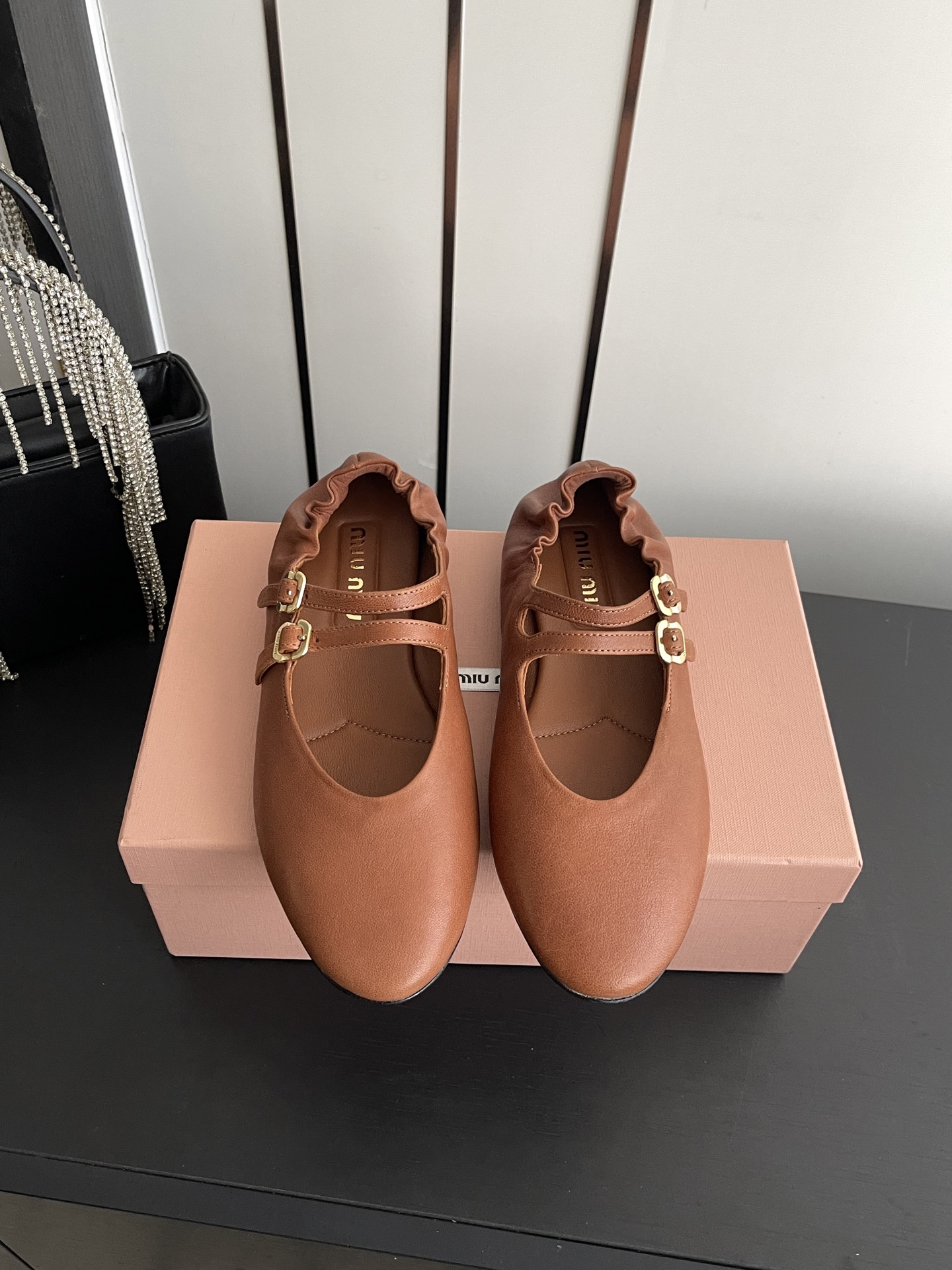 NO:782421,Miu Miu 26ss early spring catwalk new style Mary Jane ballet flats official spring and summer catwalk new style fashionable and versatile, can be salty or sweet, not abrasive to feet at all, whether worn barefoot or with socks, super age-reducing, super invincible and versatile, custom-made imported cowhide leather upper, sheepskin lining, original rubber outsole, size 35-40 (customized in 40), Mary Jane, miumiu, mary  jane,flats,cowhide,sheepskin,socks19860909Miu Miu 缪缪 26ss早春走秀新款 玛丽珍 芭蕾舞鞋 平底鞋  官方春夏走秀新款 时髦百搭 即可咸又可甜 一点也不磨脚 无论光脚穿还是搭配袜子穿都超级减龄 超级无敌百搭 鞋面定制进口牛皮 内里羊皮 鞋底原版橡胶大底 码数35-40（40定做）,玛丽珍,miumiu,mary jane,flats,cowhide,sheepskin,socks,Women's Shoes