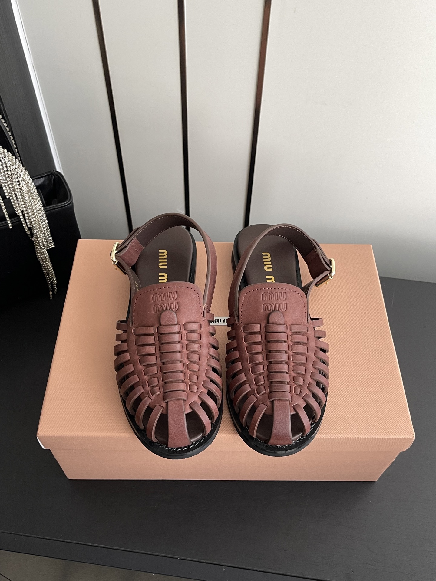 NO:782412,Miu Miu 26ss latest summer flat pleated rope sandals have prepared a few more pairs of must-have slippers for you this summer. Regular customers have reported that there is a great demand for these! A batch of specially customized high-grade sheepskin to prepare for Miumiu's subsequent new models. The rope braiding process is indeed more difficult than before, and the control of details is particularly important. It cannot be completed with a machine, and it is all done by hand~ The toe design makes the entire pair of shoes more comfortable! Incredibly easy to wear! Upper cowhide, inner sheepskin, sole rubber outsole, size 35-40 (customized for 40), sandals, miumiu, sandals, slippers, cowhide, sheepskin19860909Miu Miu 缪缪 26ss 最新夏季 平底 褶皱 编绳 凉鞋 今年夏天为你们多准备几双必备拖鞋,老顾客都反应对这款需求很大！ 专门订制的一批为miumiu后续新款做准备的高级羊皮,编绳面工艺确实比以往更难,细节的把控尤为重要 用机器是无法完成的,全部手工来操作啦～ 包头设计,整双鞋舒适度拉满！好穿无敌！ 鞋面牛皮 内裡羊皮 鞋底橡胶大底 码数35-40（40订做）,凉鞋,miumiu,sandals,slippers,cowhide,sheepskin,Women's Shoes