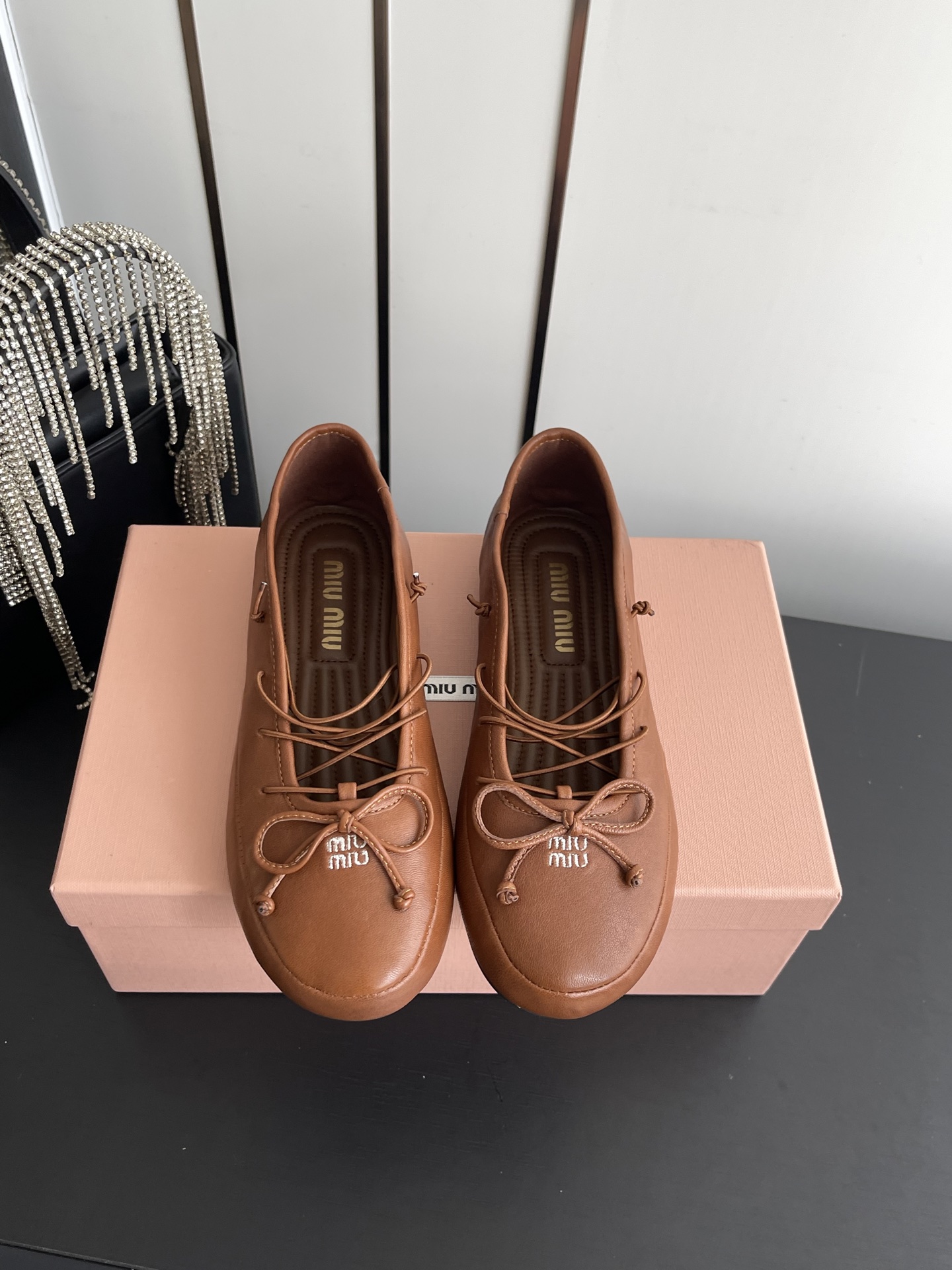 NO:782404,Miu Miu Miu Miu 2026ss new style French Mary Jane flat shoes single shoes. This flat shoe appeared in Miu Miu 2026 spring and summer fashion show. It reinterprets the iconic style of Miu Miu series. The unique design reveals a feminine style. This pair of flat shoes is simply poisonous. It is true that the more you look at it, the more you like it. From gorgeous skirts to smart and simple trousers, this pair of ballet shoes can handle everything, making yourself the highlight of the look.  面料定制原版羊皮 内里垫脚羊皮 原版橡胶大底 码数35-40（40 定做）,芭蕾舞鞋,miumiu,mary jane,flats,skirts,sheepskin19860909Miu Miu 缪缪 2026ss新款 法式玛丽珍 平底鞋 单鞋  这款平底鞋亮相缪缪2026春夏时装秀 焕新演绎MiuMiu系列标志性的风格 别致的设计展露柔美风情 这双平底鞋简直有毒 越看越中意真不是瞎说的 从华丽的裙装 到干练简洁的裤装 这双芭蕾舞鞋无一不能驾驭 妥妥的让自己成为造型的亮点 面料定制原版羊皮 内里垫脚羊皮 原版橡胶大底 码数35-40（40 定做）,芭蕾舞鞋,miumiu,mary jane,flats,skirts,sheepskin,Women's Shoes