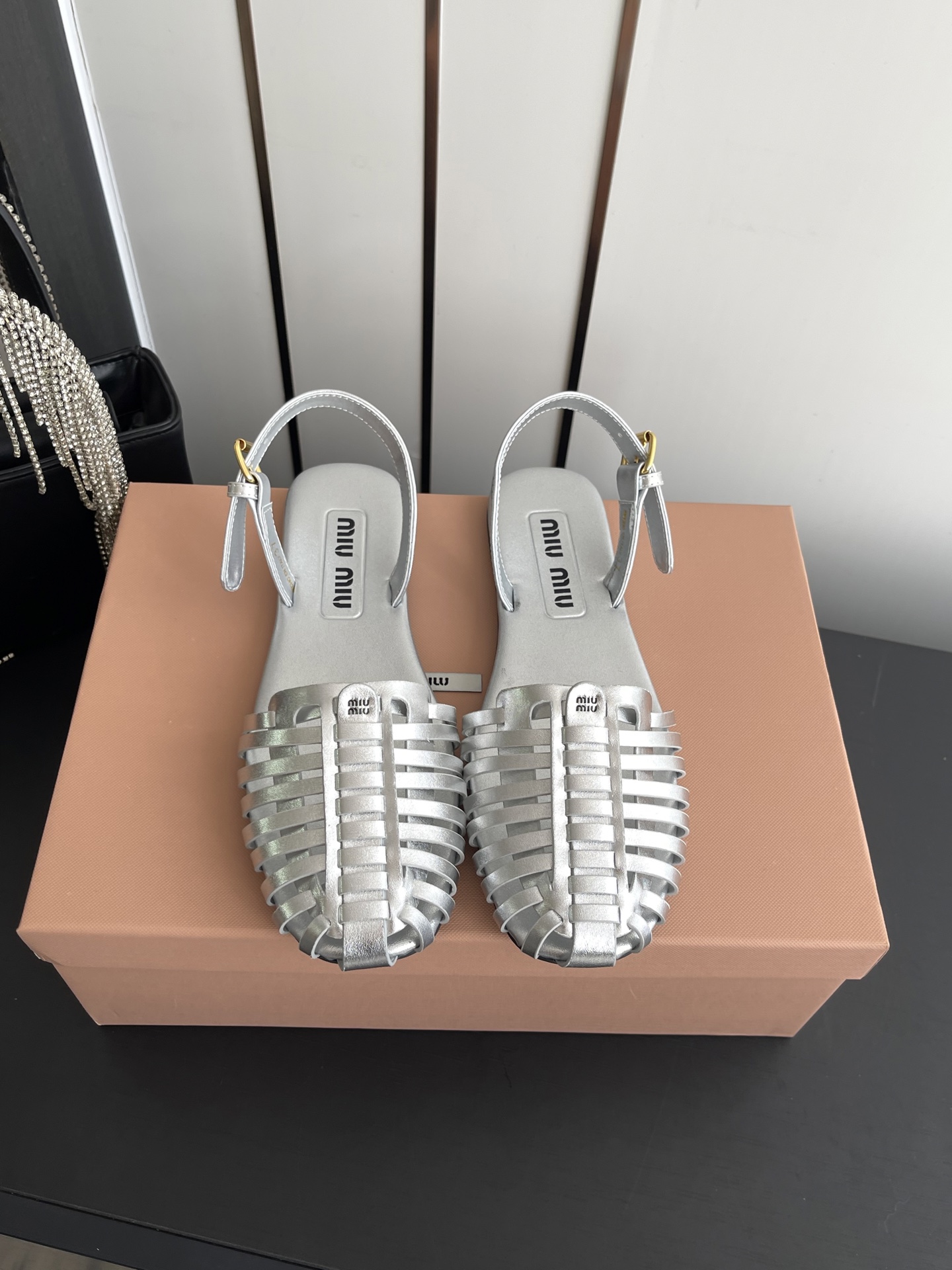 NO:782396,Miu Miu 26ss spring and summer new style woven hollow flat sandals This woven hollow flat sandals have a toe design, a one-word buckle, simple and exquisite, soft soles, super comfortable for daily wear, hollow woven and breathable, perfect for summer wear, flat design, easy to control for commuting and leisure, versatile attributes that make you look good with skirts or casual pants, easy to switch between multiple styles, upper sheepskin/nubuck leather/metallic leather  Sheepskin lining, code number 35-40 (40 customized), sandals, miumiu, sandals, skirts, sheepskin19860909Miu Miu 缪缪 26ss春夏新款 编织镂空 平底凉鞋 这款编织镂空平底凉鞋 包头设计 一字带扣 简约又精致 鞋底柔软 日常穿着超舒适 镂空编织透气 夏天穿超合适 平底设计 通勤休闲都能轻松驾驭 百搭属性让你搭配裙装或休闲裤都很出彩 轻松切换多种风格 鞋面羊皮/磨砂皮/金属皮 内里垫脚羊皮 码数35-40（40定做）,凉鞋,miumiu,sandals,skirts,sheepskin,Women's Shoes