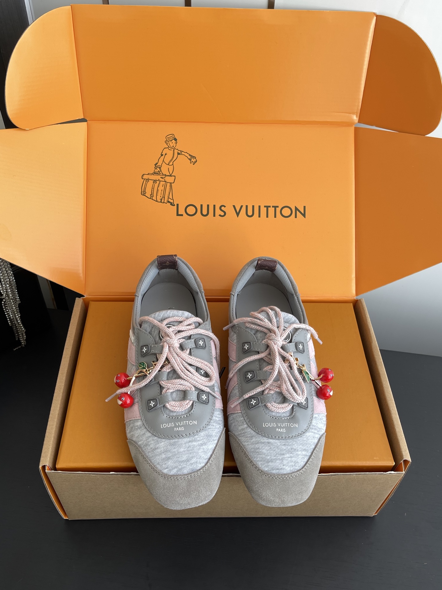 NO:782379,Women's Accessories 60 Louis Vuitton Sneakerina Series Ballet Shoes Flat Shoes Casual Shoes Made for summer, these LV Sneakerina ballet sneakers cleverly blend Monogram denim with tonal suede calfskin trim. The double shoelaces are accompanied by colorful Monogram flower hangings, adding playful interest. Vibrant LV letters and rubber Louis Vuitton logos are cleverly decorated on the sides to achieve the distinctive character of this trendy design. Monogram  Denim fabric/cow leather/sheep leather shoelaces, Louis Vuitton elements Sacchetto process injection molding, TPU outsole, size 35-39 (40 customized), casual shoes/sneakers half-flop, louis vuitton, louis vuitton, louis vuitton, flats, sneakers, cowhide, sheepskin19860909女款 配饰60 Louis Vuitton Sneakerina系列芭蕾舞鞋 平底鞋休闲鞋 本款 LV Sneakerina 芭蕾运动鞋为夏日打造,将 Monogram 丹宁布与同色调绒面牛皮革饰边巧妙相融.双鞋带伴以彩色 Monogram 花卉挂饰,平添俏皮意趣.侧面巧饰活力 LV 字母与橡胶路易威登标识,成就此潮流设计的鲜明特质. Monogram 丹宁织物/牛皮革/羊皮革鞋带 路易威登元素Sacchetto 工艺注塑 TPU 外底 码数35-39（40定做）,休闲鞋/运动鞋半拖,louis vuitton,louis vuitton,louis vuitton,flats,sneakers,cowhide,sheepskin,Women's Shoes