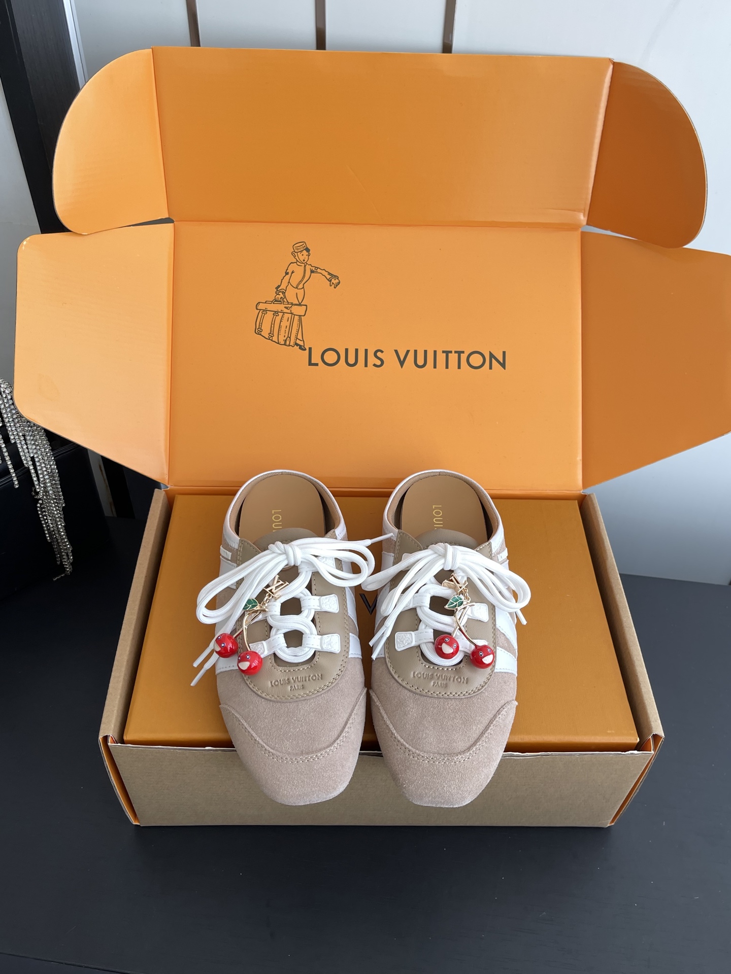 NO:782386,19860909半拖 配饰60 Louis Vuitton Sneakerina系列芭蕾舞鞋 平底鞋休闲鞋 本款 LV Sneakerina 芭蕾运动鞋为夏日打造,将 Monogram 丹宁布与同色调绒面牛皮革饰边巧妙相融.双鞋带伴以彩色 Monogram 花卉挂饰,平添俏皮意趣.侧面巧饰活力 LV 字母与橡胶路易威登标识,成就此潮流设计的鲜明特质. Monogram 丹宁织物/牛皮革/羊皮革鞋带 路易威登元素Sacchetto 工艺注塑 TPU 外底 码数35-39（40定做）,休闲鞋/运动鞋半拖,louis vuitton,louis vuitton,louis vuitton,flats,sneakers,cowhide,sheepskin,Women's Shoes