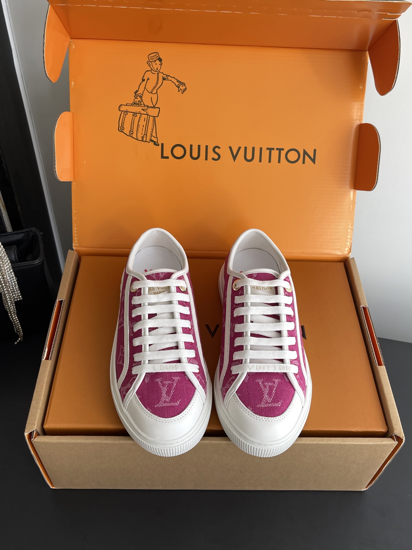 NO:783111,Louis Vuitton Louis Vuitton's latest LAGOON casual sneakers and sneakers. Lagoon sneakers are made of Monogram denim, which injects a retro flavor into the classic design. The leather trim embodies the Louis Vuitton logo. The inscribed eyelets, the trim and laces highlight the exquisite details. Rubber outsole decorated with Monogram flowers. Size 35-39 (40.41 custom-made), casual shoes/sneakers, louis vuitton, louis  vuitton,sneakers19860909Louis Vuitton 路易威登 最新款LAGOON 休闲板鞋 运动鞋  Lagoon 运动鞋取材 Monogram 丹宁布 为经典设计注入复古气息 皮革饰边跃现路易威登标识 铭纹孔眼 镶边和鞋带彰显考究细节 点缀 Monogram 花卉的橡胶外底 码数35-39（40.41定做）,休闲鞋/运动鞋,louis vuitton,louis vuitton,sneakers,Women's Shoes