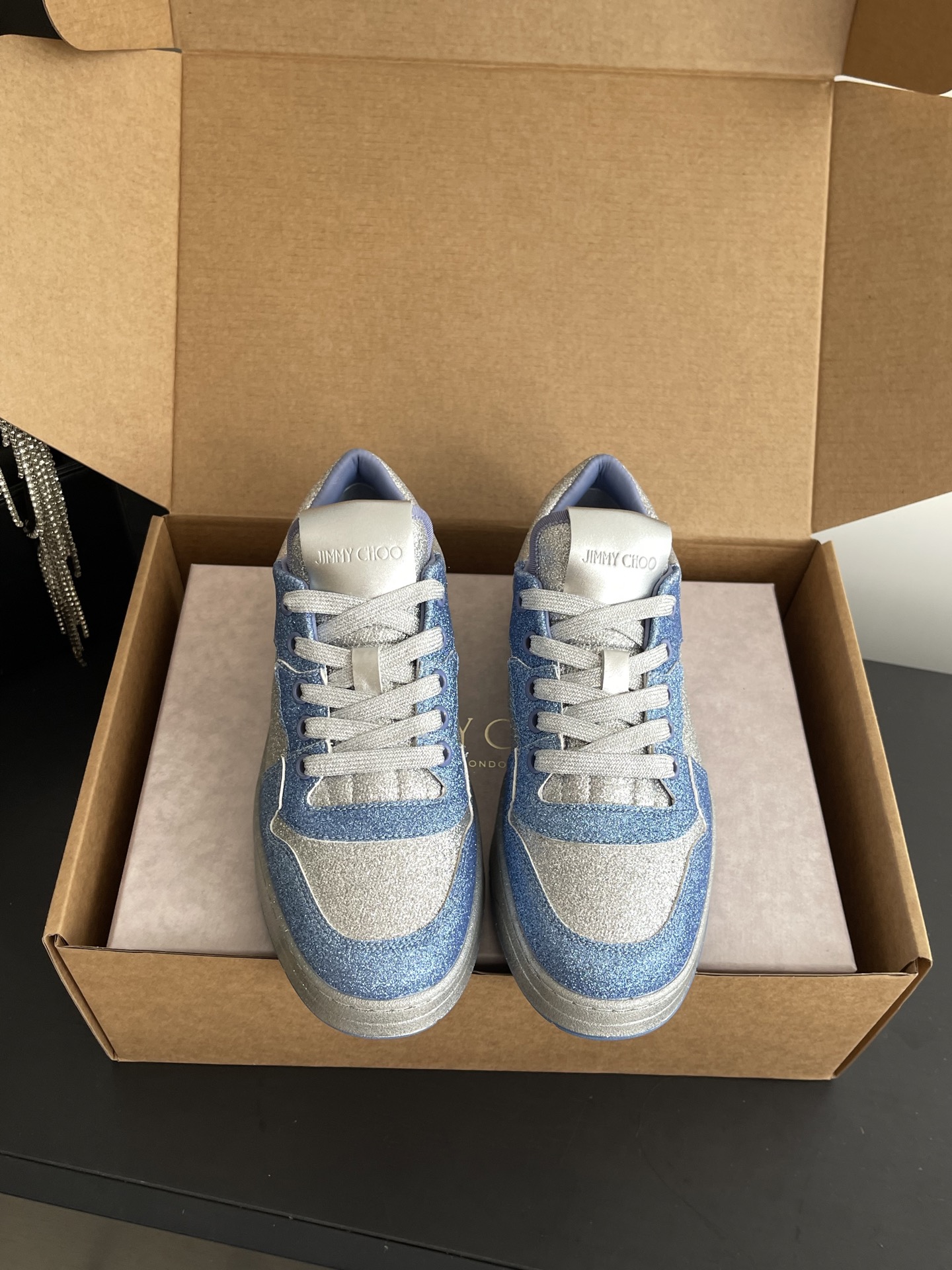 NO:783114,Jimmy Choo 26ss latest casual shoes, the flagship series of the counter!  Purchasing agent level!  The fabric is made of the original Grete, with a cool style and craftsmanship with JC elements, a unique series combination!  Super comfortable on the feet!  The inner sheepskin outsole is the original molded TPU outsole, size 35-40 (40 customized), casual shoes/sports shoes, jimmy choo, sneakers, sheepskin19860909Jimmy Choo 26ss 最新休闲鞋,专柜主打系列！代购级别！ 面料选用原版格力特,炫酷风格,搭配jc元素的工艺,绝绝子的系列组合！上脚超级舒适！内里羊皮大底是原版开模TPU大底 码数35-40（40订做）,休闲鞋/运动鞋,jimmy choo,sneakers,sheepskin,Women's Shoes