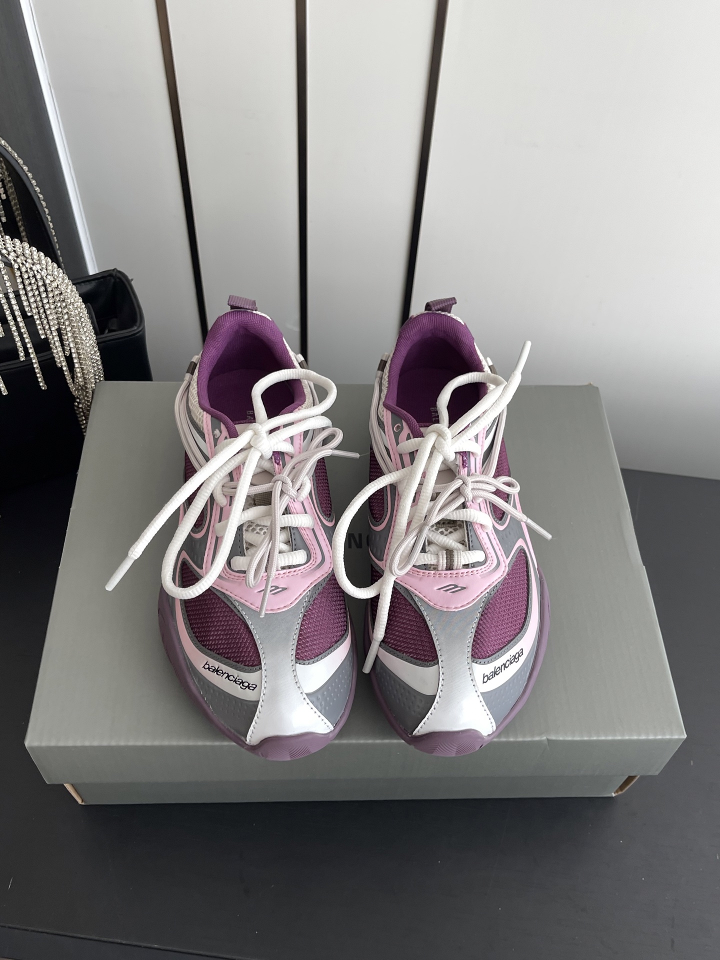 NO:783118,Balenciaga Balenciaga 26ss official synchronization new Rader series distressed casual shoes sports shoes Different from the previous iconic thick soles, bulky and exaggerated shoe body structure, BALENCIAGA began to 'test the water' with more restrained and restrained shoes, such as Monday, Circuits and the Hamptons released some time ago. They have abandoned the ultra-thick soles and exaggerated uppers, and used new shoes with flat, ground-breaking thin-soled shoe outlines as the core Outline a lighter posture. The upper is made of space technology mesh and 3D embossed gradient material. It is paired with distressed and metallic side markings to create a strong visual impact. Original molded two-color rubber sole. Size 35-40 (40 customized), casual shoes/sports shoes, balenciaga, balenciaga, sneakers19860909Balenciaga 巴黎世家 26ss官方同步 新款 Rader系列 做旧 休闲鞋 运动鞋 不同于以往标志性的厚底 笨重且浮夸的鞋身结构 BALENCIAGA 开始「试水」更克制和收敛的鞋款 例如Monday、Circuits 以及前段时间释出的 Hamptons 都舍弃了超厚底和浮夸的鞋面 以全新鞋款以扁平、贴地的 薄底鞋轮廓內核心 勾勒出更为轻盈的姿态 鞋面采用太空科技网面与3D压印渐变材质拼接 搭配做旧处理与金属质感的侧标 塑造强烈视觉冲击 原版开模双色橡胶底 码数35-40（40 定做）,休闲鞋/运动鞋,balenciaga,balenciaga,sneakers,Women's Shoes