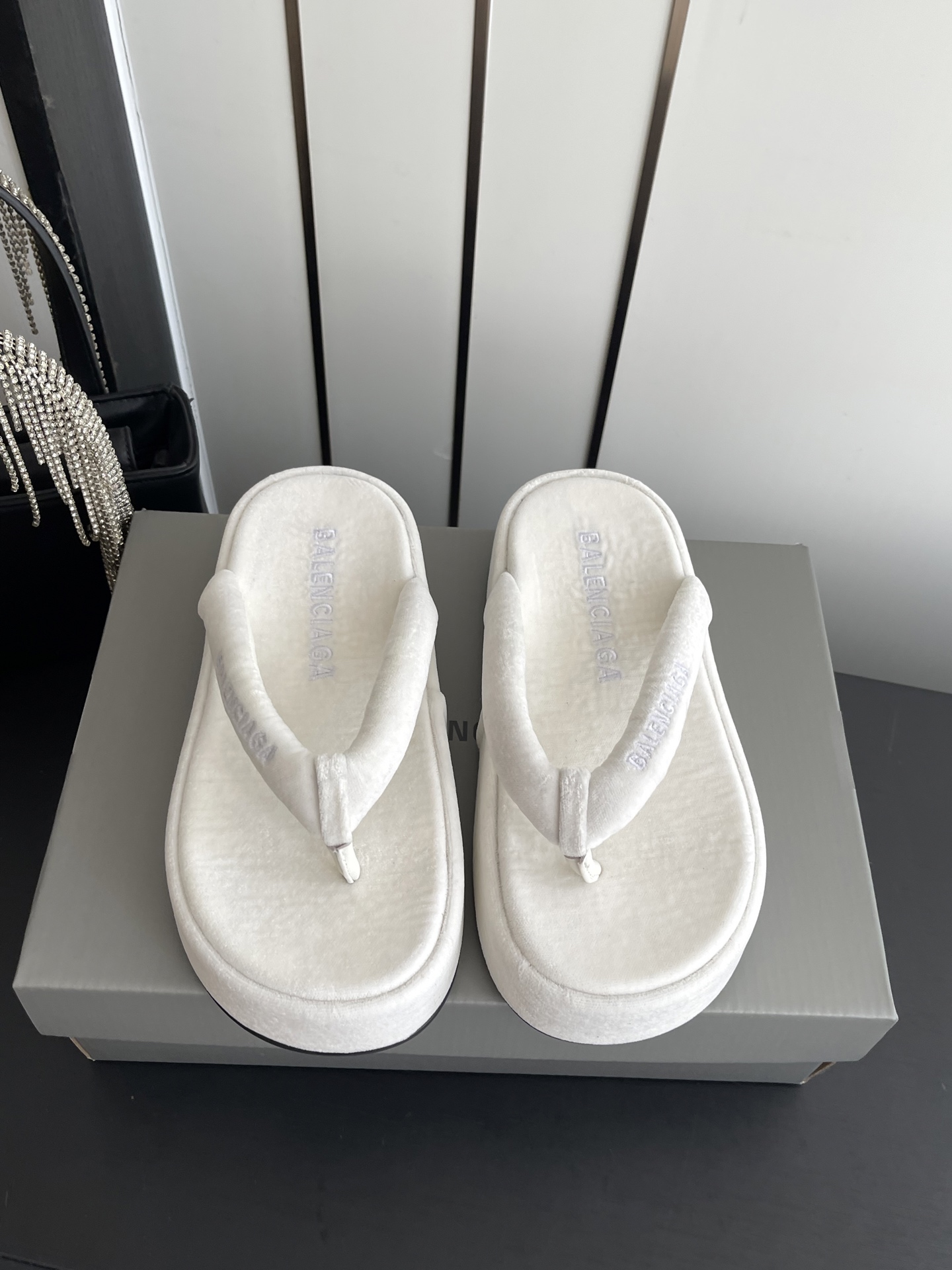NO:783101,Balenciaga Balenciaga 26ss new summer style tassel flip-flops, a must-have for the beach. Balenciaga's latest hot summer flip-flops, a versatile style that shows slimming feet, a slipper with great looks, looks great with any combination!  Lazy slippers are worth recommending, velvet uppers, size 35-42 (customized 40 41 42), split-toe shoes, balenciaga, balenciaga, slippers19860909Balenciaga 巴黎世家 26ss 夏季新款 流苏 夹脚人字拖 海滩必备款 巴黎世家最新爆款 夏季夹脚拖鞋、百搭显脚瘦气质款,颜值爆棚的一款拖鞋,任意搭配都很绝！懒人拖鞋值得推荐 鞋面绒 码数35-42（40 41 42定做）,分趾鞋,balenciaga,balenciaga,slippers,Women's Shoes