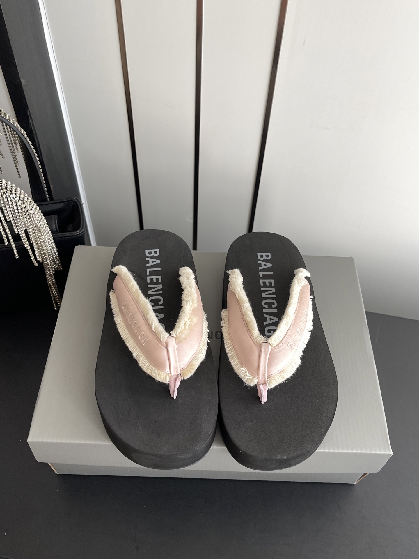NO:783106,Balenciaga Balenciaga 26ss new summer style tassel flip-flops, a must-have for the beach. Balenciaga's latest hot summer flip-flops, a versatile style that shows slimming feet, a slipper with great looks, looks great with any combination!  Lazy slippers are worth recommending. The upper is mixed and comfortable. Size 35-42 (40 41 42 customized), split-toe shoes, balenciaga, balenciaga, slippers19860909Balenciaga 巴黎世家 26ss 夏季新款 流苏 夹脚人字拖 海滩必备款 巴黎世家最新爆款 夏季夹脚拖鞋、百搭显脚瘦气质款,颜值爆棚的一款拖鞋,任意搭配都很绝！懒人拖鞋值得推荐 鞋面混合物编织 舒服 码数35-42（40 41 42定做）,分趾鞋,balenciaga,balenciaga,slippers,Women's Shoes