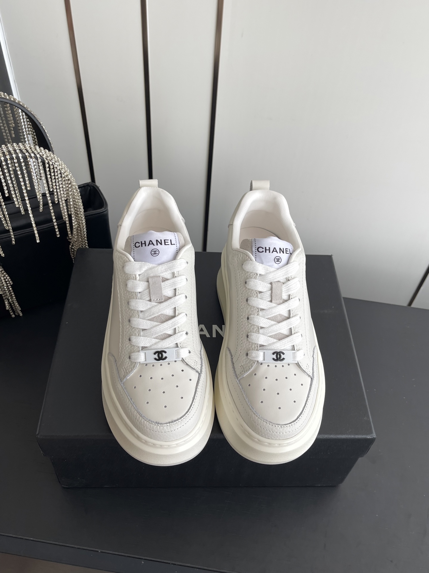 NO:784826,CHANEL 25ss new spring and summer thick-soled sneakers are synchronized with the official website and are out of stock at the counters. Major bloggers have promoted the new styles on social days. This season’s new styles are simply eye-catching and look great on the feet. The casual casual sports style is cool and natural, interpreting Chanel’s fashionable femininity. The overall customization makes all sports models on the market obsolete. This series is now available for sale!  Upper made of custom imported pebbled calfskin, custom frosted calfskin, lining, original one-to-one professionally customized mesh, hardware accessories, original full set of molds (not common in the market), original custom molded TPU combination outsole, height 4 cm, size 35-40 (customized in 40), casual shoes/sports shoes, chanel, chanel, sneakers, cowhide19860909CHANEL 25ss春夏新款厚底运动鞋 官网同步 专柜断货王 各大博主社交日推款,这季新款简直闭眼入,上脚狂好看,率性的休闲运动风,飒爽又自然,演绎香奈儿的时髦女性气质,整体定制令当时市面上的所有运动款变得过时,本系列现已登陆发售！ 鞋面 采用定制进口荔枝纹小牛皮定制磨砂小牛皮 内里 原版一比一专业定制网布 五金配件 原版全套开模 (非市场通用) 原版定制开模TPU组合大底 高度4公分 码数35-40（40订做）,休闲鞋/运动鞋,chanel,chanel,sneakers,cowhide,Women's Shoes