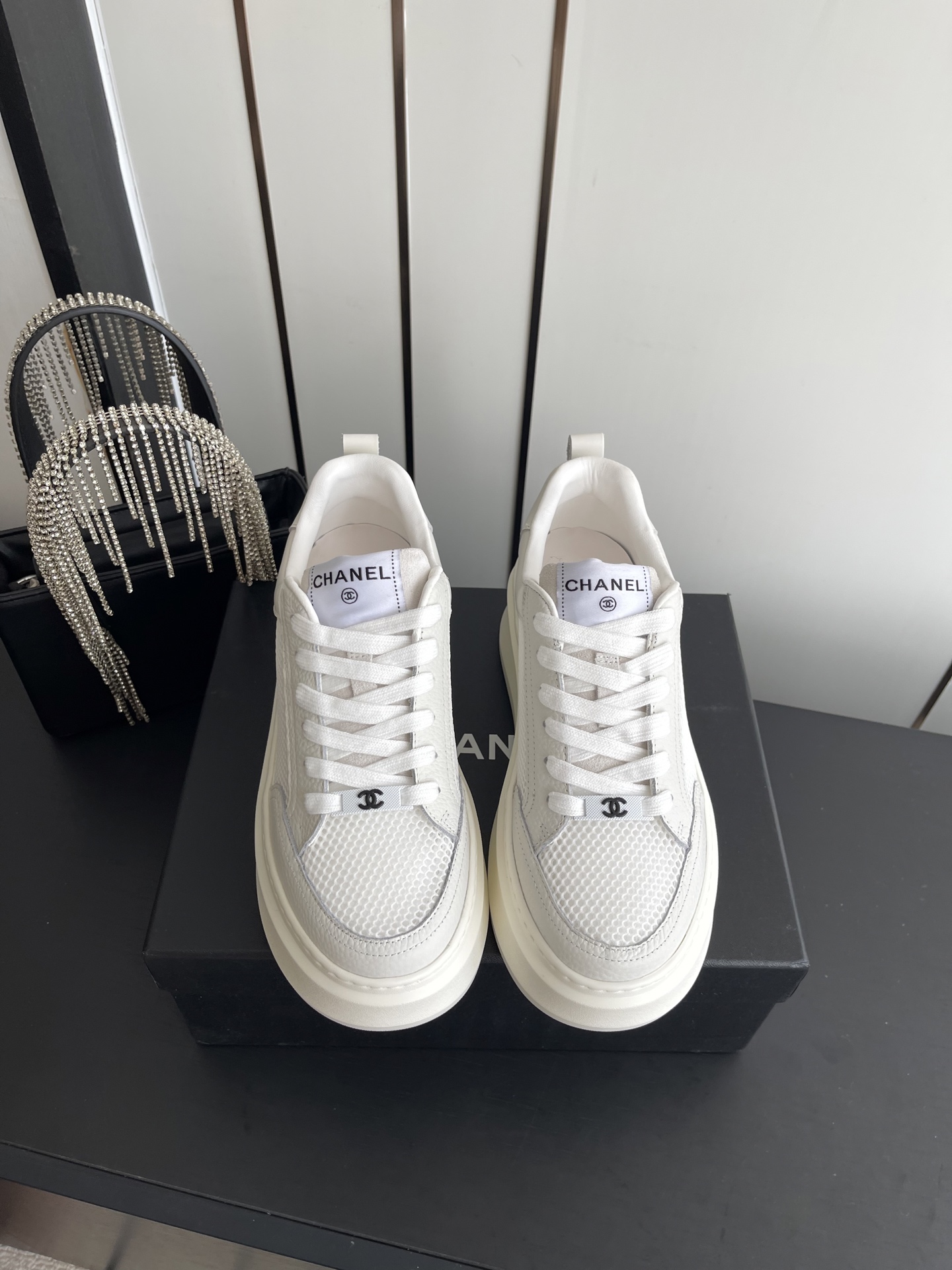 NO:784832,CHANEL 25ss new spring and summer sports shoes are available on the official website at the same time. They are out of stock at the counters. Major bloggers are promoting the new styles on social days. This new season is simply eye-catching and looks great on the feet. The casual casual sports style is cool and natural. It interprets Chanel's fashionable femininity. The overall customization makes all the sports shoes on the market obsolete. This series is now available for sale!  Upper is made of custom imported pebbled calfskin mesh. Lining is original one-to-one professionally customized mesh. Hardware accessories. Original full set of molds (not common in the market). Original custom molded TPU combination outsole. Height 4 cm. Size 35-40 (40 customized). Casual shoes/sports shoes, chanel, chanel, sneakers, cowhide.19860909CHANEL 25ss春夏新款运动鞋 官网同步上 专柜断货王 各大博主社交日推款,这季新款简直闭眼入,上脚狂好看,率性的休闲运动风,飒爽又自然,演绎香奈儿的时髦女性气质,整体定制令当时市面上的所有运动款变得过时,本系列现已登陆发售！ 鞋面 采用定制进口荔枝纹小牛皮网 内里 原版一比一专业定制网布 五金配件 原版全套开模 (非市场通用) 原版定制开模TPU组合大底 高度4公分 码数35-40（40订做）,休闲鞋/运动鞋,chanel,chanel,sneakers,cowhide,Women's Shoes