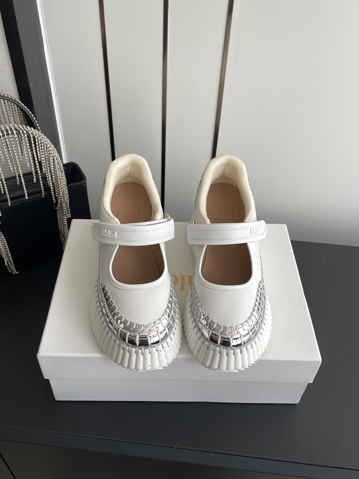 NO:784837,56ss spring style Chloe new thick-soled Velcro shoes!  The latest color matching is a cool trendy boot that looks amazing this season. You can buy it at the counter!  Exclusive mold opening and customization on the entire network. After 1 month of adjustment, it is restored to the original grade. The counter inspection grade is the height-increasing artifact!  This fabric is made of imported cowhide, which has a refreshing and breathable texture that won’t sting your feet. It’s fashionable and simple, and is loved by all goddesses. It’s beautiful. 8.CM ultra-light rubber foam vacuum outsole, so comfortable. Size 35-42 (41.42 custom-made), casual shoes/sports shoes, chloe, loewe, boots, sneakers, cowhide1986090956ss春款 Chloe 克洛伊 新款厚底魔术贴鞋！最新配色入手一款本季颜值爆表的酷潮靴, 专柜以购入！全网独家开模定制,历经1个月调整还原正品级,专柜验货级别 穿上增高神器！ 这款面料使用进口牛皮,质地清爽透气不焖脚 时尚简约范儿 女神都爱 美翻啦 ,8.CM超轻橡胶发泡抽真空大底,舒适得不要不要的 码数35-42码（41.42定做）,休闲鞋/运动鞋,chloe,loewe,boots,sneakers,cowhide,Women's Shoes