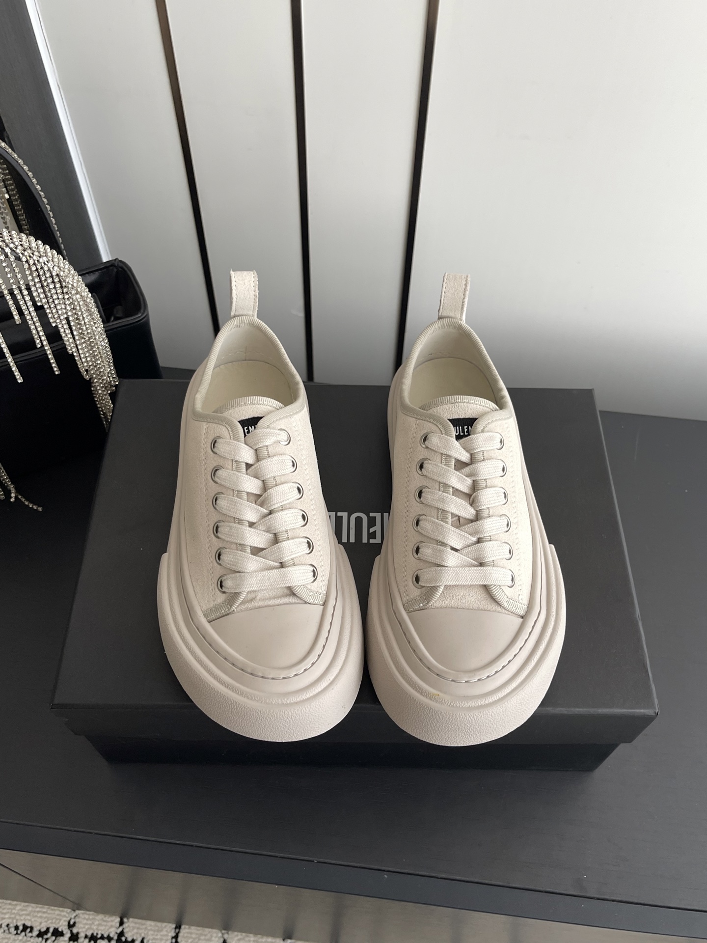 NO:784843,Ann Demeulemeester 26ss new thick-soled casual shoes | Minimalist style statement When black and white classics collide with retro thick soles, the new Ann Demeulemeester casual shoes reshape daily wear with 'restrained luxury'. Lightweight soles + soft lining, walking like walking on clouds, long-term wear will not tire your feet. Whether you are commuting, roaming in the citywalk, or lazing out on the weekend, it can support your rhythm with a 'relaxed feeling'. Material: cowhide  Cow suede. Size 35-40 (40 customized), casual shoes/sports shoes, sneakers, cowhide19860909Ann Demeulemeester 26ss新款厚底休闲鞋｜极简主义者的风格宣言 当黑白经典撞上复古厚底 AnnDemeulemeester 新款休闲鞋以“克制的奢华”重构日常穿搭 轻量鞋底+柔软内里,行走如踏云絮,久穿不累脚.无论是通勤赶路、citywalk漫游,还是周末慵懒出街,它都能以“松弛感”托住你的节奏.  材质牛皮 牛反绒.  码数35-40（40订做）,休闲鞋/运动鞋,sneakers,cowhide,Women's Shoes