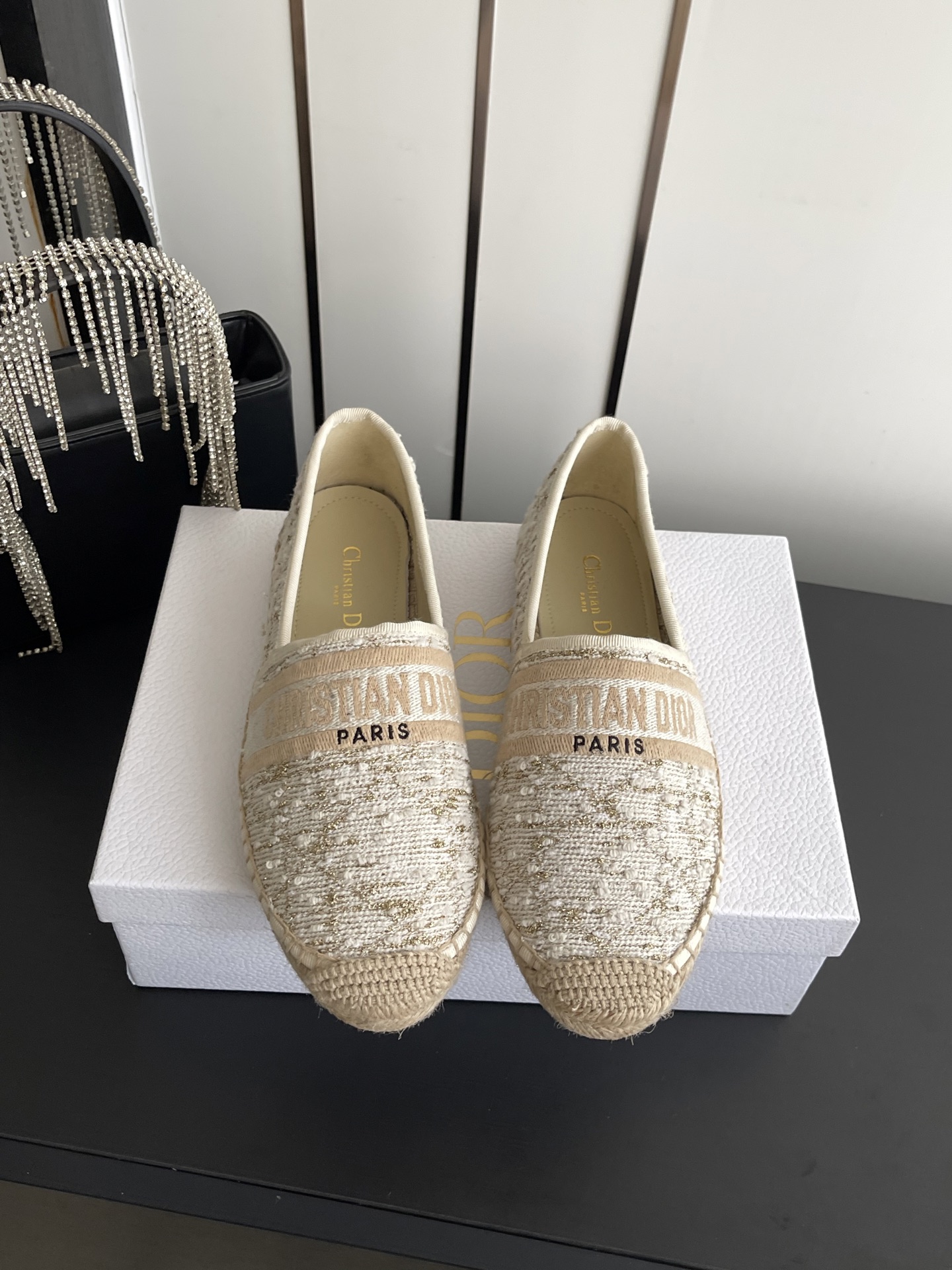 NO:784819,Dior Dior 26ss new early spring fisherman shoes. The classic l design can be said to be the main series in the past two years. Both bags, shoes and clothes are very popular. Counters are synchronized. Delivery packaging. Original customization. All details are extremely perfect and strive for zero error. Code number 34-42 (customized at 34.41.42), loafers, dior, dior, loafers, espadrilles19860909Dior 迪奥 26ss早春新款 渔夫鞋 经典l设计可谓是这两年主打系列 无论包包鞋子还是是衣服都非常的热门 专柜同步 发货包装 原版定制 各方面细节非常极致到位力求零误差 码数34-42（34.41.42订做）,乐福鞋,dior,dior,loafers,espadrilles,Women's Shoes