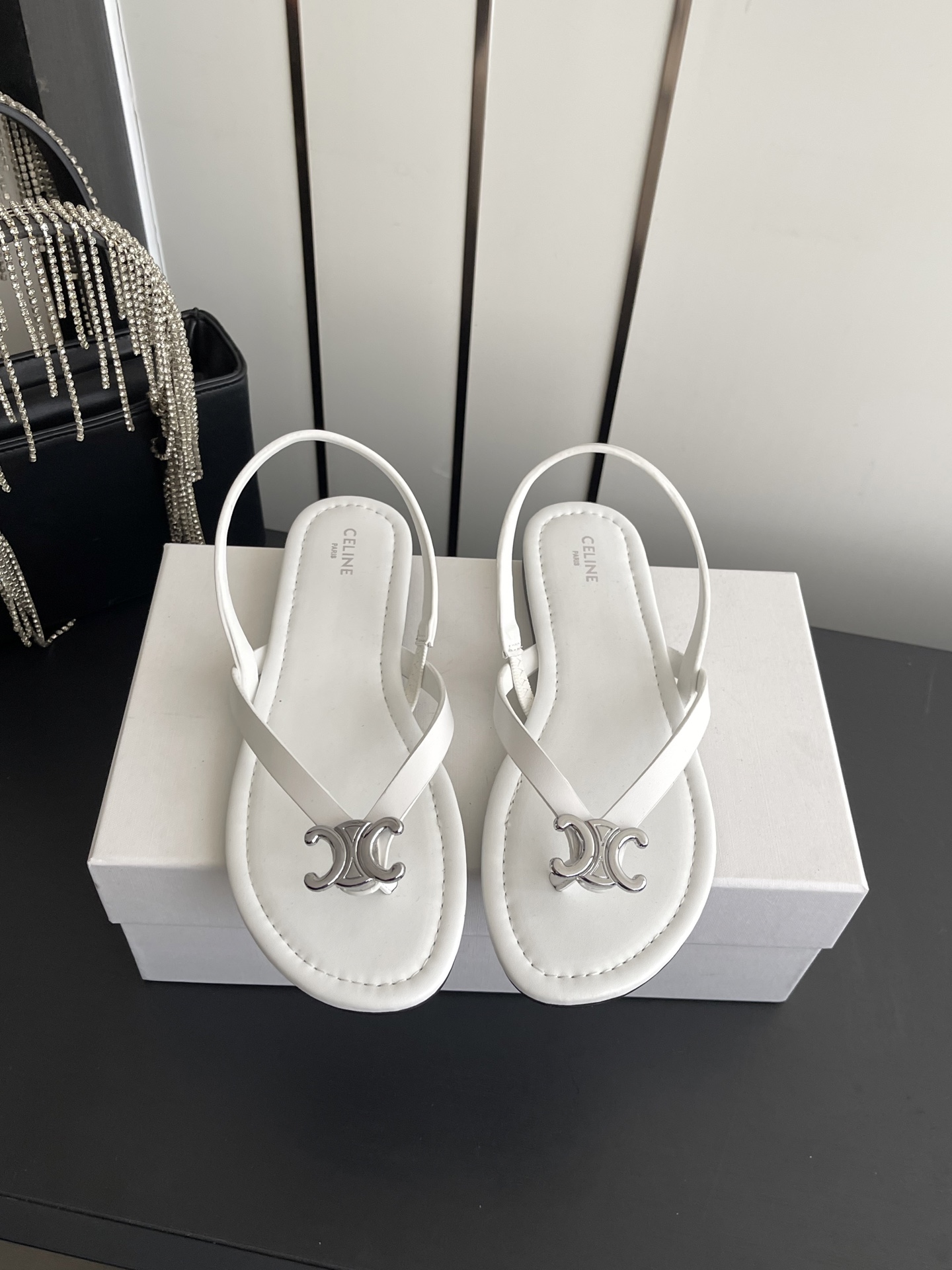 NO:784813,CELINE Celine 2026ss new summer style Roman style flat sandals New Celine flat sandals The Arc de Triomphe sandals of the same style from major Internet celebrities are classic and versatile. Recommended for summer matching with dresses. It is absolutely perfect with retro points and full fashion sense. The original purchase and development restore the original customized retro feel. It has a great sense of design. It can be salty or sweet or girly. The upper is imported butter leather and the inner sheepskin  Genuine leather outsole imported from Italy Size: 35-40 (40 41 customized), sandals, celine, celine, sandals, skirts, sheepskin, Leather soles19860909CELINE 赛琳 2026ss夏季新款 罗马风 平底凉鞋 New Celine 思琳平底凉鞋 各大网红同款的凯旋门凉鞋经典又百搭 种草推荐 夏天搭配连衣裙 简直绝绝子了复古的点上带上了满分时髦感颜值绝了 原版购入开发 还原原版定制复古感觉 极具设计感 可盐可甜可少女 鞋面进口牛油皮 内里羊皮 意大利进口真皮大底 码数 : 35-40（40 41 定做）,凉鞋,celine,celine,sandals,skirts,sheepskin,Leather soles,Women's Shoes