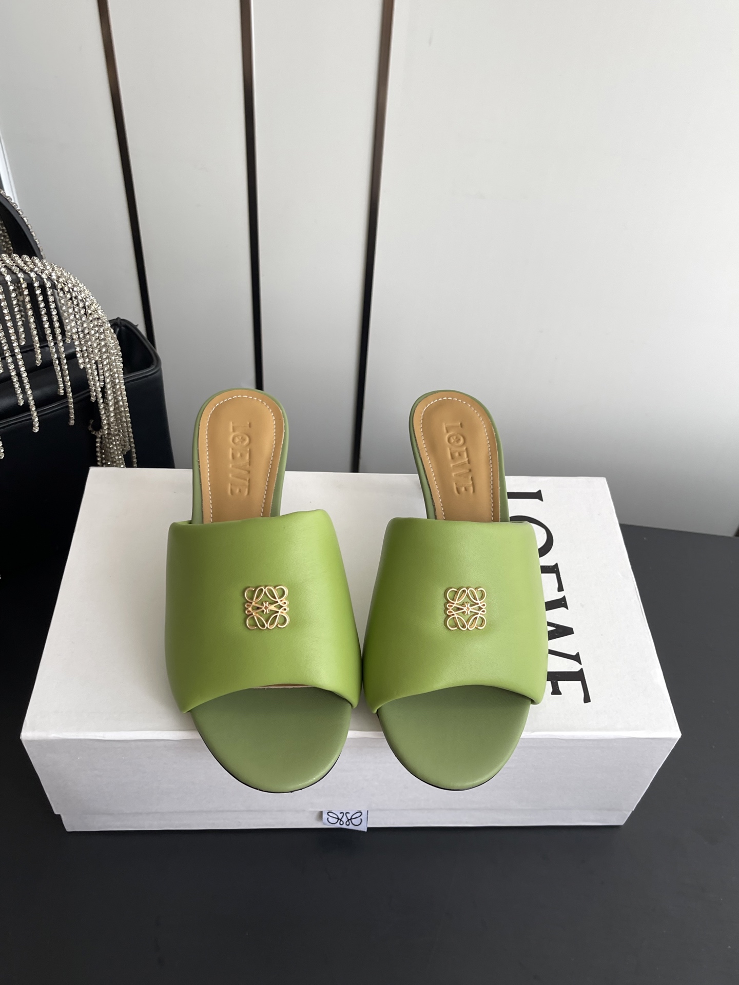 NO:784808,LOEWE 26ss latest spring and summer small-heeled bread slippers. The large bread upper wraps the feet very well and makes you look slim!  Little fairies who like this style must buy it!  The upper is made of imported calfskin, and the lining is mixed sheepskin. The leather is delicate and very comfortable. Simple line design. Big toe design. Super tasteful. Italian genuine leather outsole. Size 35-41 (40 41 customized), high heels and slippers, loewe, loewe, high heels, slippers, cowhide, sheepskin, Leather soles19860909LOEWE 罗意威 26ss春夏最新款 小跟面包拖鞋   大大的面包鞋面,很好的包裹脚面,非常显瘦！喜欢这种风格的小仙女必须要入手哦！ 鞋面采用进口小牛皮 内里混种羊皮,皮料细腻上脚非常舒适 简约的线条设计 鞋头大头的设计 超级有味道 意大利真皮大底 码数 35-41（40 41订做）,高跟鞋拖鞋,loewe,loewe,high heels,slippers,cowhide,sheepskin,Leather soles,Women's Shoes