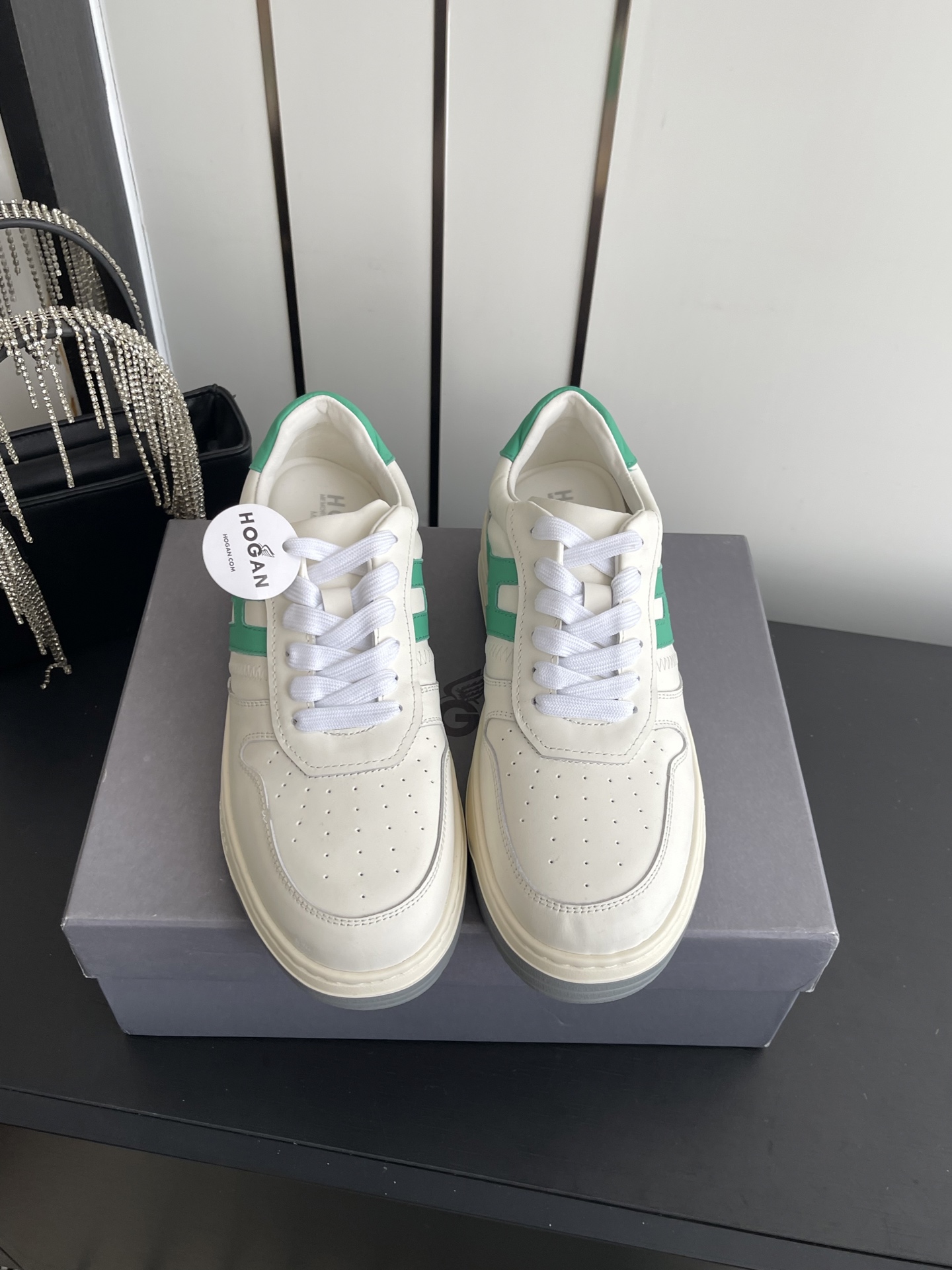 NO:787120,Women's Men's Hogan Spring and Summer New Biscuit Shoes Thick-soled Casual Shoes This H series combines basketball elements and the brand's traditional design to reproduce the retro dynamic trend. The sides are decorated with three-dimensional HGN86 logos and stripes. It has a bright and distinctive personality. It is light and comfortable to wear. You can roam around in the modern city. The fabric is original custom-made imported first-layer cowhide. The inner lining is original custom-made breathable towel. The original molded ultra-light rubber foam outsole.  Size 35-45 (40 for women, 45 for men, customized), casual shoes/sports shoes, hogan, sneakers, cowhide19860909女款 男款 Hogan霍根 春夏新款 饼干鞋 厚底休闲鞋 这款H系列糅合篮球元素和品牌传统设计 再现复古动感风潮 侧边缀以立体感HGN86标识和条纹 焕亮鲜明个性 穿着轻便 舒适 恣意徜徉摩登都市 面料原版定制进口头层牛皮 内里原版定制透气毛巾里 原版开模超轻橡胶发泡大底 码数35-45（女40 男45定做）,休闲鞋/运动鞋,hogan,sneakers,cowhide,Women's Shoes