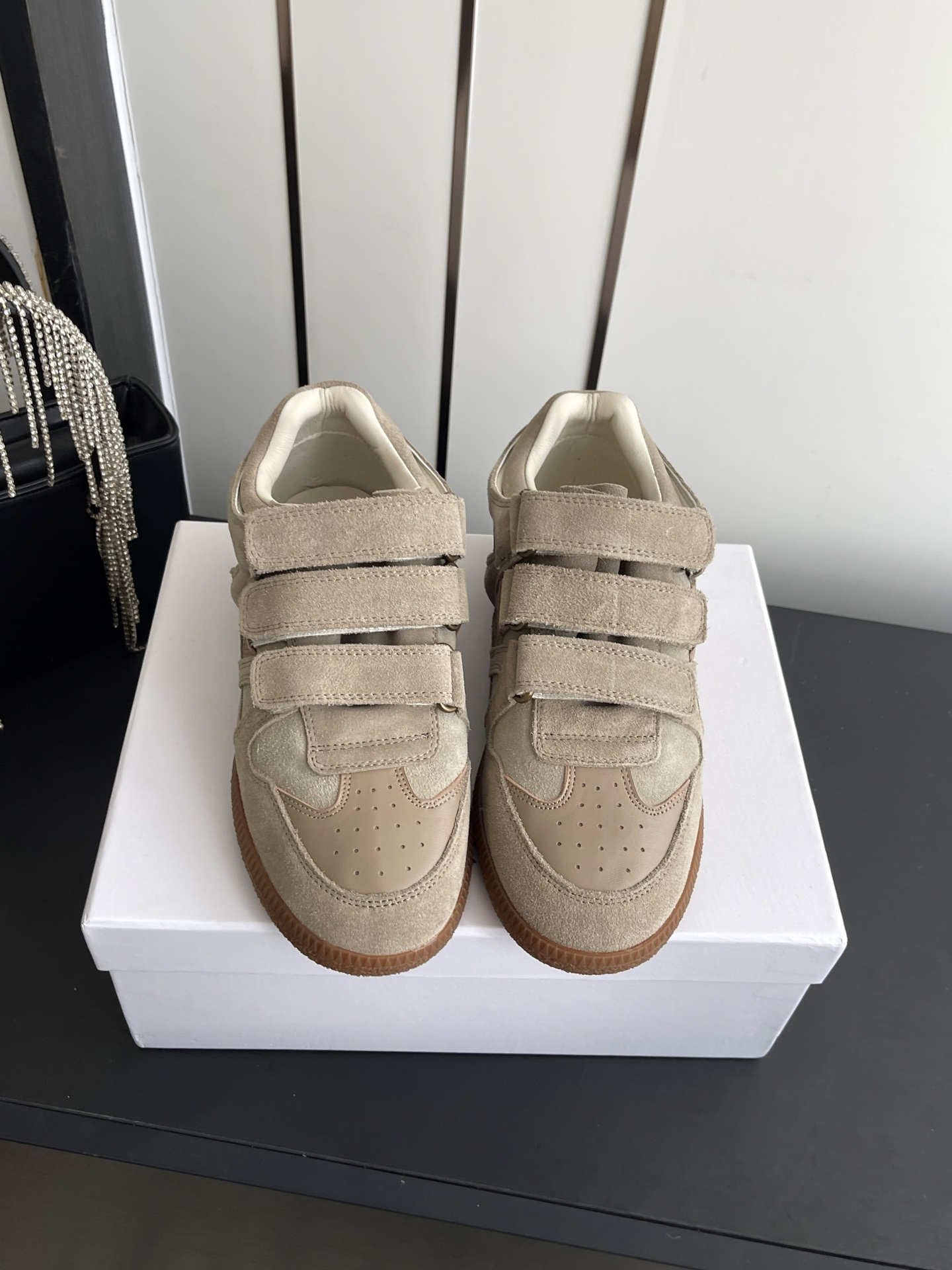 NO:787123,Isabel Marant 26ss classic Velcro low-top sneakers and casual shoes abandon traditional shoelaces and instead use three wide Velcro fasteners. They are easy to put on and take off and can accurately fit different foot shapes. They are both practical and recognizable. The rubber binding on the edges of the shoes and the stitching of the insoles are hand-made and aged, which enhances the retro atmosphere. Each pair of shoes has a unique handmade warmth.  It uses a natural rubber outsole, which is non-slip and wear-resistant and has a retro matte texture. The softness when walking is also better than ordinary rubber soles. The low-top shoe type can be adapted to a variety of pants types, and the Velcro design weakens the sense of movement. It can not only create a street style, but also integrate into the 'old money style' dressing scene. Upper cowhide/cow suede, inner sheepskin outsole Rubber outsole  Size 35-40 (40 customized), casual shoes/sports shoes, sneakers, cowhide, sheepskin19860909Isabel Marant 26ss经典魔术贴低帮运动鞋休闲鞋 摒弃了传统鞋带,改用三条宽幅魔术贴固定,穿脱便捷且能精准贴合不同脚型,兼具实用性与辨识度.鞋边的橡胶包边、鞋垫的缝线均采用手工做旧处理,强化了复古氛围,每一双鞋都带有独特的手工温度. 采用天然橡胶大底,防滑耐磨且自带复古哑光质感,行走时的柔软度也优于普通橡胶底.低帮鞋型可适配多种裤型,魔术贴设计弱化了运动感,既能打造街头风,也能融入“老钱风”穿搭场景. 鞋面牛皮/牛反绒 内里羊皮 大底橡胶大底 码数35-40（40定做）,休闲鞋/运动鞋,sneakers,cowhide,sheepskin,Women's Shoes