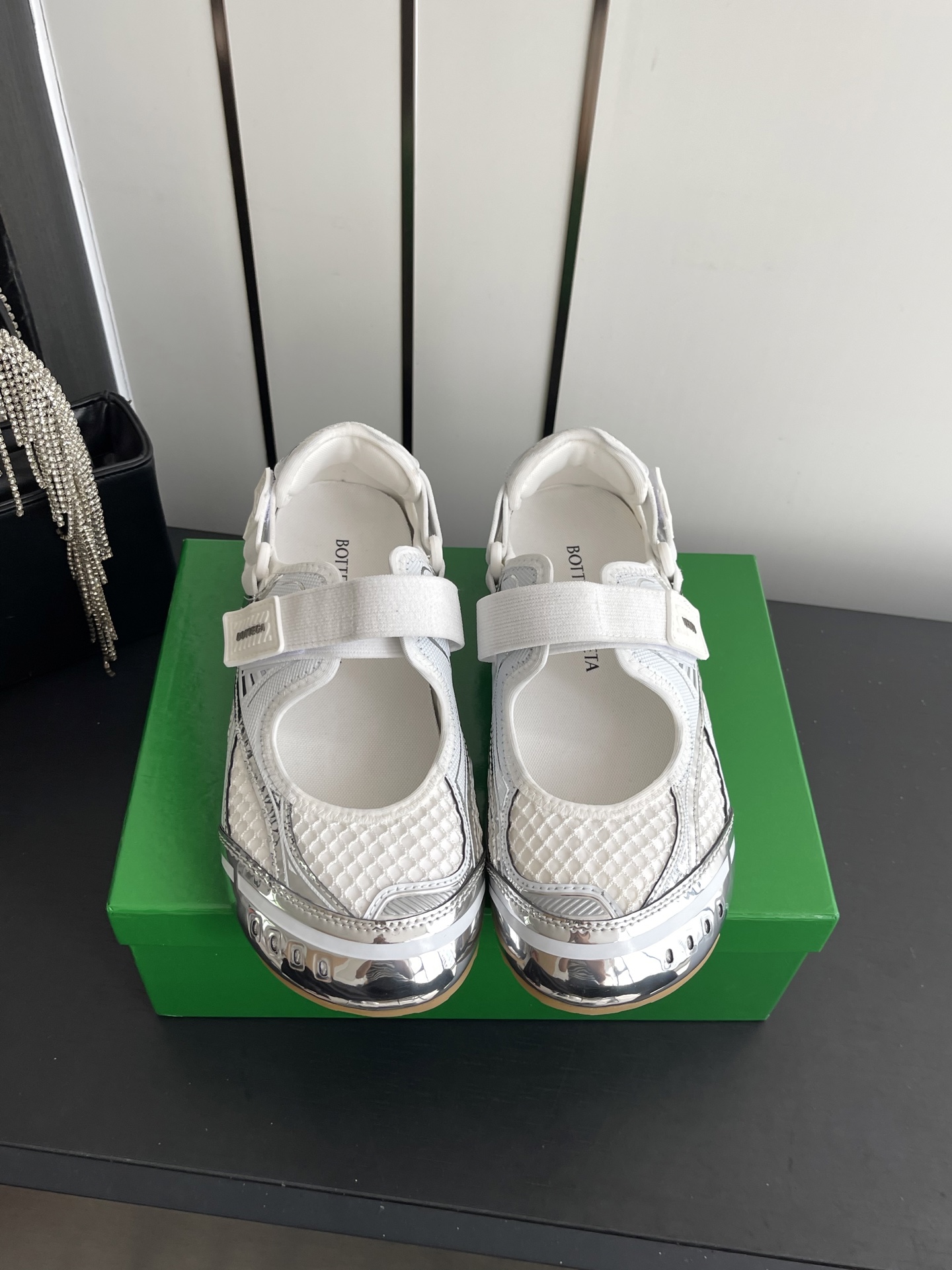 NO:787083,Bottega Veneta Bottega Veneta 26ss spring and summer BV Orbit sneakers casual shoes Mary Jane shoes!  Runner sneakers!  Original purchase and development!  Made of original lightweight technical mesh fabric, the same as the original version!  The process is complicated!  Matched with geometric pattern designed rubber outsole, Wang Zha series high version, showing slender legs, very nice. Durable and durable, package shoe craftsmanship, look for high version, rubber outsole, size 35-40 (40 customized), Mary Jane, bottega veneta, bottega veneta, bottega veneta, mary jane, sneakers19860909Bottega Veneta 葆蝶家26ss春夏款BV Orbit运动鞋 休闲鞋玛丽珍鞋！ Runner运动鞋！原版购入开发！采用原版轻质科技网布面料,原版一致！工艺复杂！ 搭配几何图案设计橡胶外底 王炸系列 高版本 显腿细 非常nice.耐玩耐造,套包鞋工艺 认准高版本,橡胶大底 码数35-40（40定做）,玛丽珍,bottega veneta,bottega veneta,bottega veneta,mary jane,sneakers,Women's Shoes