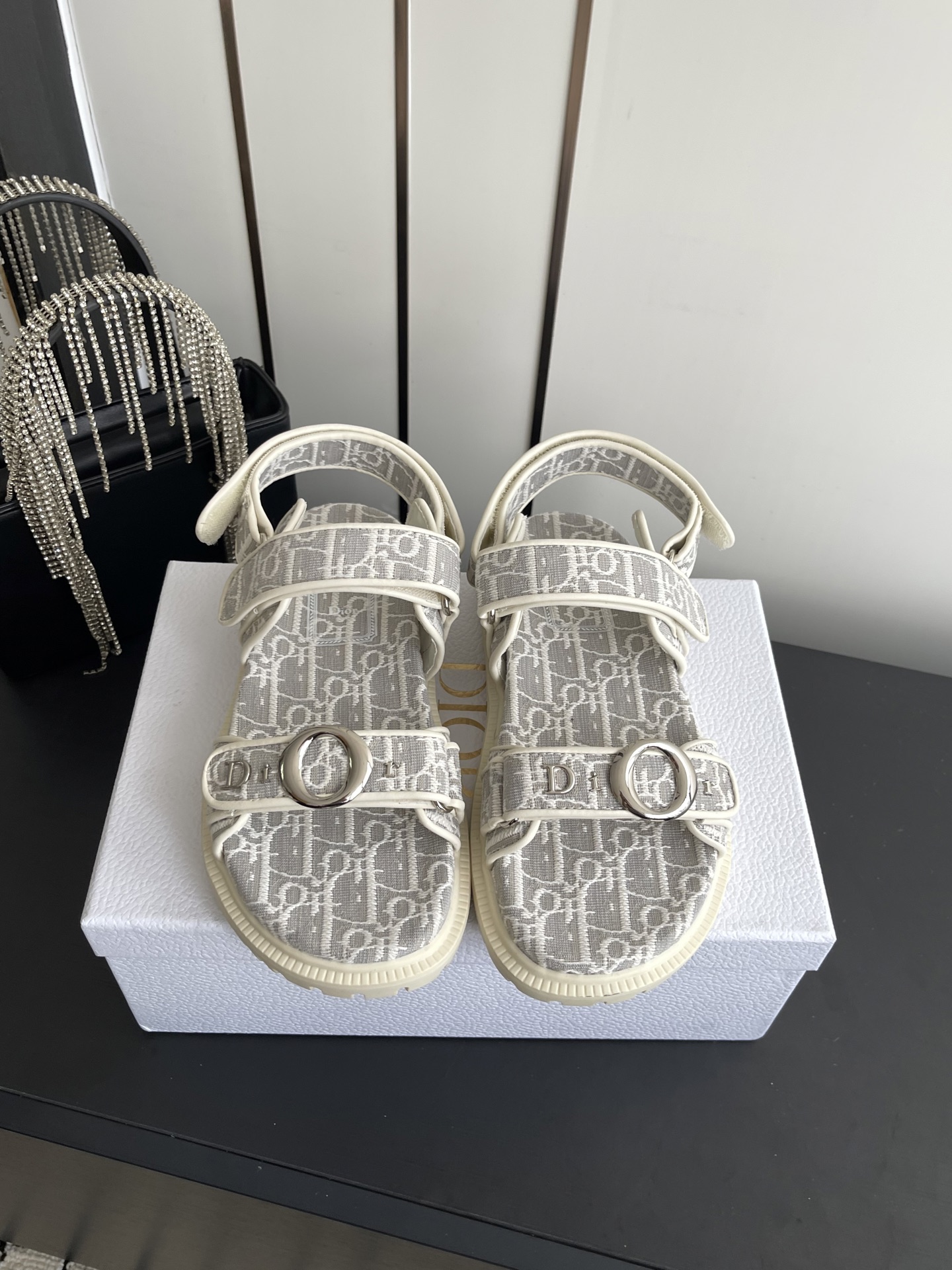 NO:787077,Dior Dior 26ss new spring and summer double-strap Velcro sandals are exquisite sandals that are just needed for lazy people in summer. This pair directly welds comfort and luxury together!  The design is completely in line with the aesthetic point of fashion celebrities. The iconic metal buckle and classic elements are embellished with low-key recognition. The design of the back strap takes into account the convenience of putting on and taking off and the stability of the foot. The double-strap Velcro design is suitable for various foot types. Whether it is daily casual style or light French style, it can be easily adapted. It has the relaxed and noble feeling of the same style as the blogger.  In terms of details, the texture is pushed to the extreme. The classic element embellishment instantly enhances the style of the whole pair of shoes, which is low-key and unobtrusive. Cowhide upper, cowhide lining, original molded outsole, size 35-41 (40 41 customized), sandals, dior, dior, sandals, cowhide19860909Dior 迪奥 26ss春夏新款双带魔术贴凉鞋 夏日刚需的懒人精致款凉鞋,这双直接把舒适和高级感焊在了一起！设计上完全踩中了时髦星人的审美点,标志性的金属扣和经典元素点缀,自带低调的辨识度,后绊带的设计兼顾了穿脱的便捷性和上脚的稳固感,双带魔术贴的设计更是适配各种脚型,不管是日常休闲风还是轻法式穿搭,都能轻松适配,自带博主同款的松弛贵气感. 细节上更是把质感拉到极致,经典的元素点缀让整双鞋的格调瞬间提升,低调又不张扬. 鞋面牛皮 内里牛皮 大底原版开模大底 码数35-41（40 41定做）,凉鞋,dior,dior,sandals,cowhide,Women's Shoes