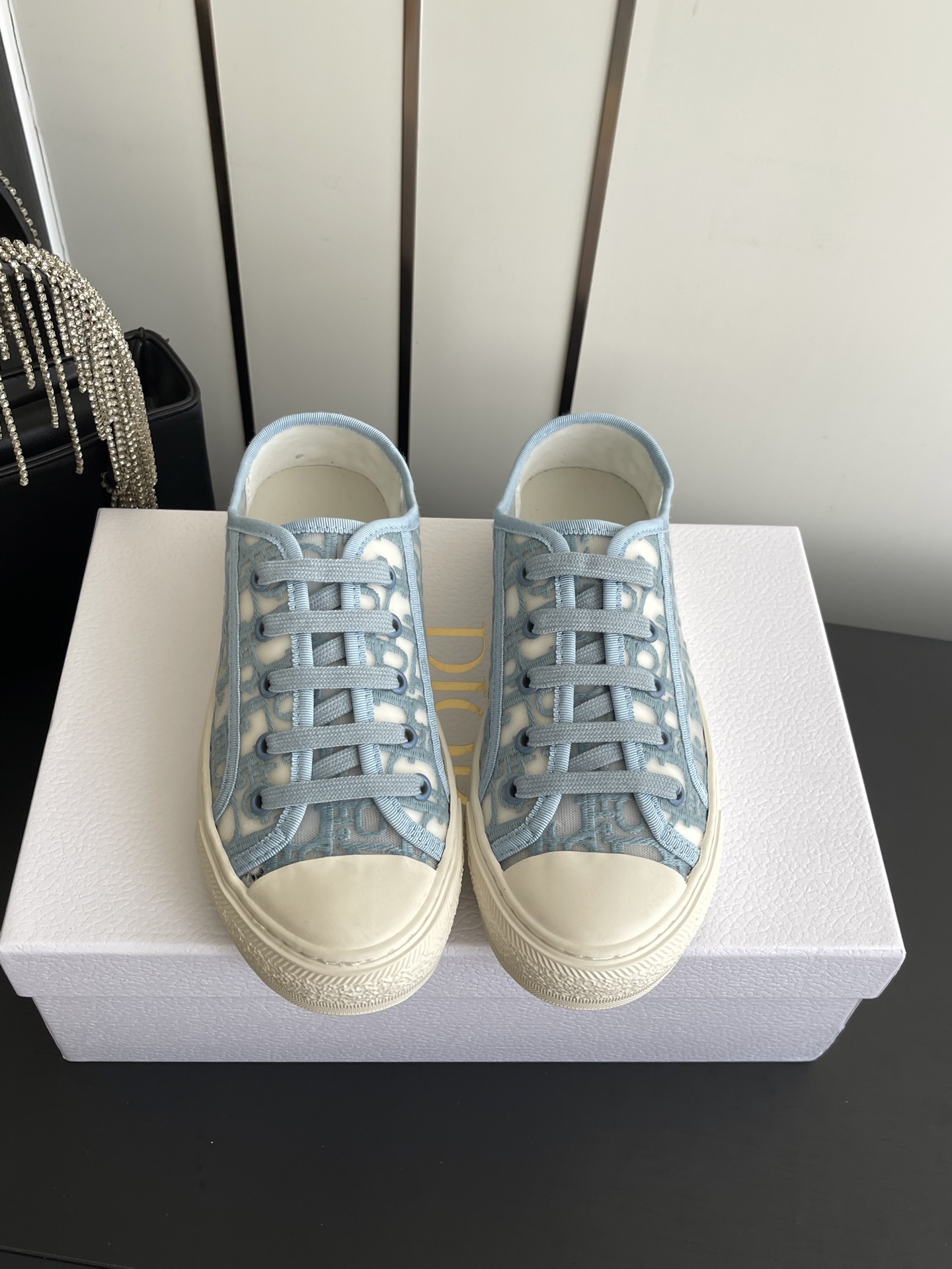 NO:891259,'Top purchasing agent, classic book-soled series, presbyopia, embroidery, thick-soled canvas shoes, casual sports shoes!  Original purchase, development and production. This Walk'n'Dior thick-soled sneaker is a fashionable item that enhances the style of the series. Oblique printed cotton embroidered upper, with comfortable thick sole, tongue and Christian Dior Paris logo laces. It can add fashionable temperament to all kinds of casual looks. Fabric: Original custom imported Oblique printed embroidery Lining: Imported soft sheepskin lining Outsole: Original exclusive molded TPU bottom Size:  35-41 (customized at 40.41), casual shoes/sports shoes, dior, sneakers, sheepskin19860909' 顶级代购 经典簿底系列 老花 刺绣 厚底帆布鞋 休闲运动鞋！ 原版购入开发 做货 这款 Walk'n'Dior厚底运动鞋是一款时尚单品,提升该系列的格调.Oblique 印花棉质刺绣鞋面,搭配舒适厚底、鞋舌和 Christian Dior Paris 标志鞋带.可为各式休闲造型增添时髦气质. 面料: 原版定制进口Oblique 印花刺绣 内里: 进口柔软羊皮里 大底: 原版独家开模TPU底 Size: 35-41（40.41订做）,休闲鞋/运动鞋,dior,sneakers,sheepskin,Women's Shoes