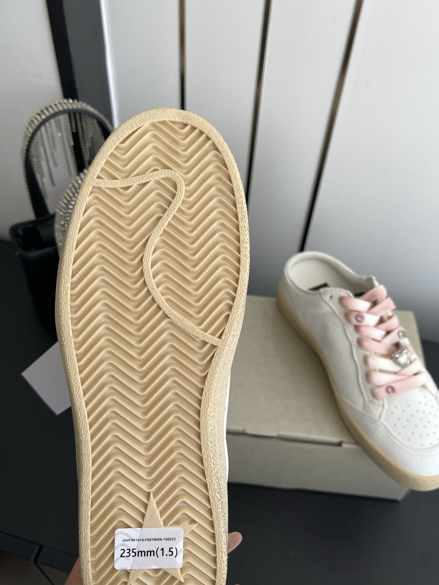 Alexander McQueen 这双半拖小白鞋以软乎乎的奶白鞋身搭配粉色星星图案 自带甜妹氛围感 渐变鞋带搭配爱心水钻饰扣